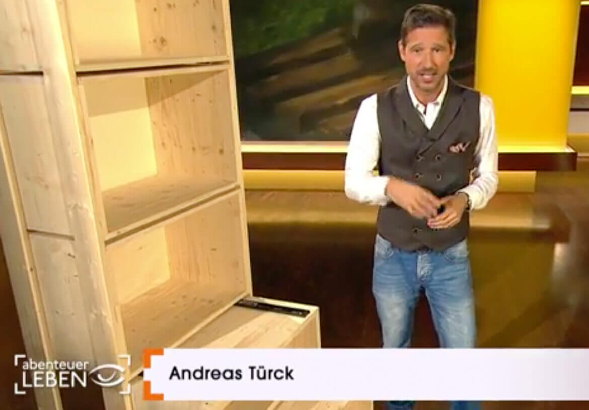 TV-Moderator Andreas Türck in einer Doppelreiher Weste von DORNSCHILD.