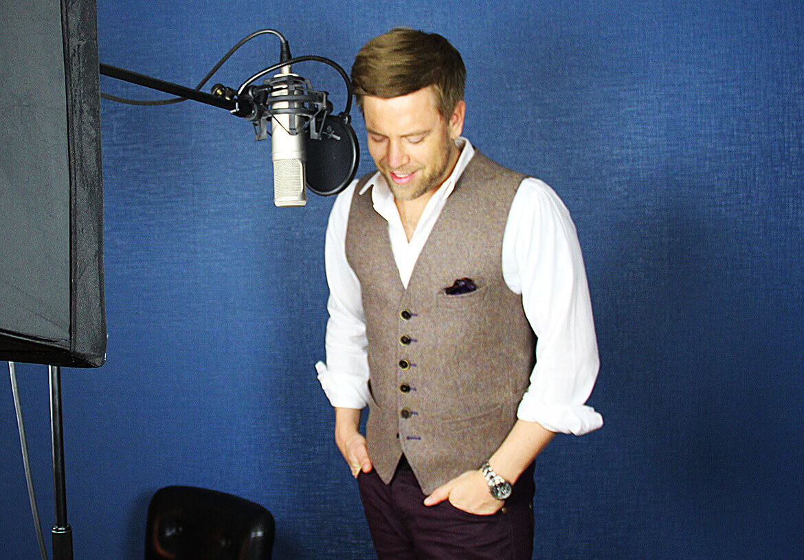 Swing and jazz singer Tom Gaebel during his recordings in a men’s vest by DORNSCHILD.