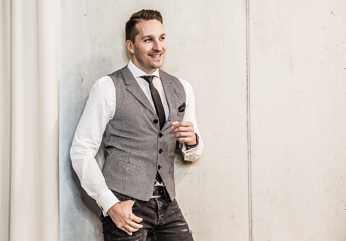 Singer & Gentleman Tom Marks stylish and smart in a men’s vest from DORNSCHILD.