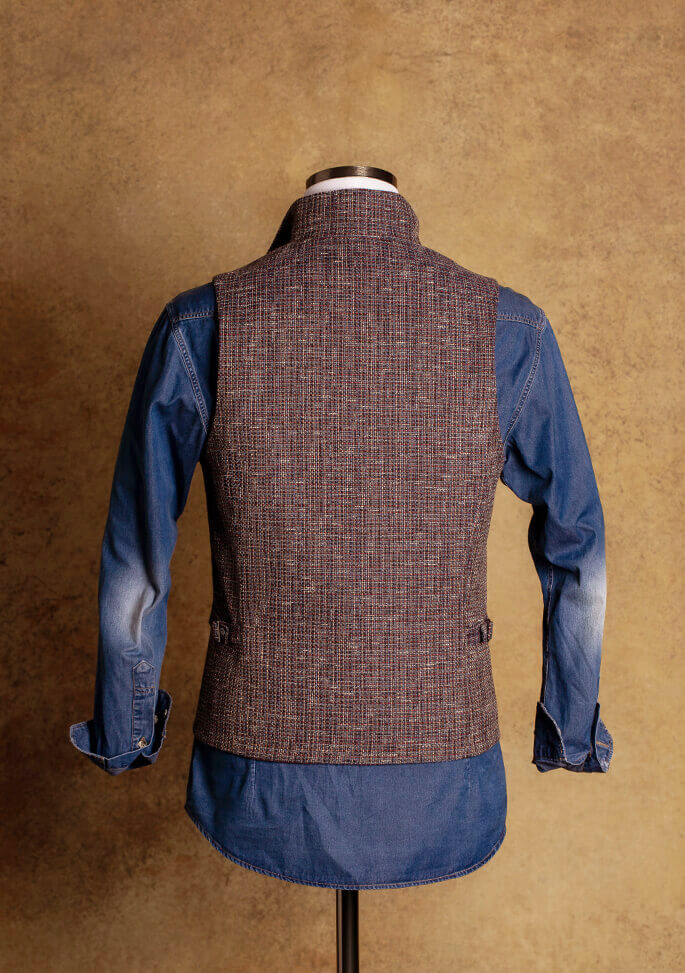 Chic casual men's vest with zipper in a beautiful color mix of blue, red and cognac made of the finest Italian fabric versatile combinable and perfect for any occasion.