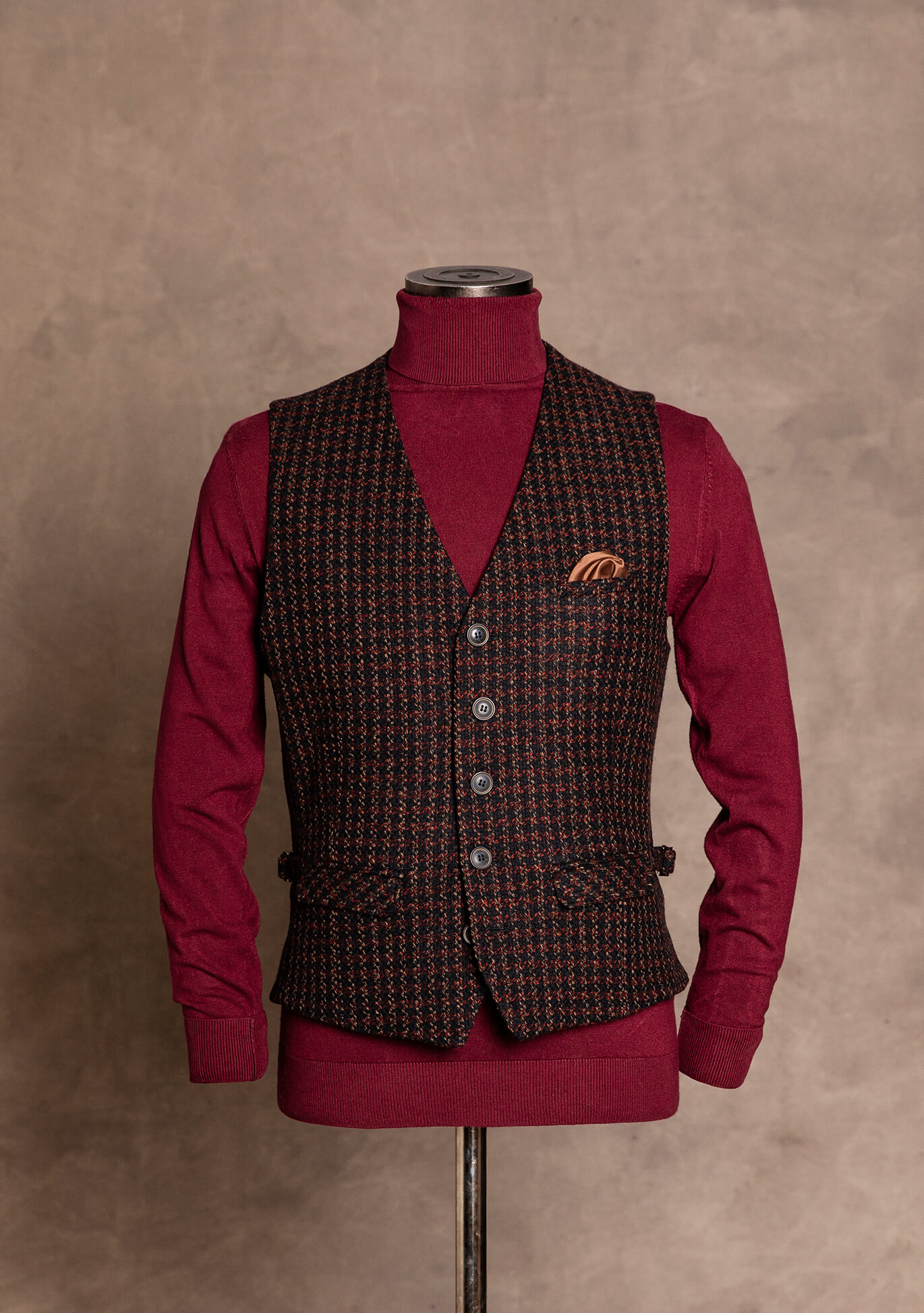 Stylish and casual premium men's vest gilet by DORNSCHILD Black, dark red patterned with copper elements made of the finest Italian fabric for a distinctive style and perfect for any occasion.