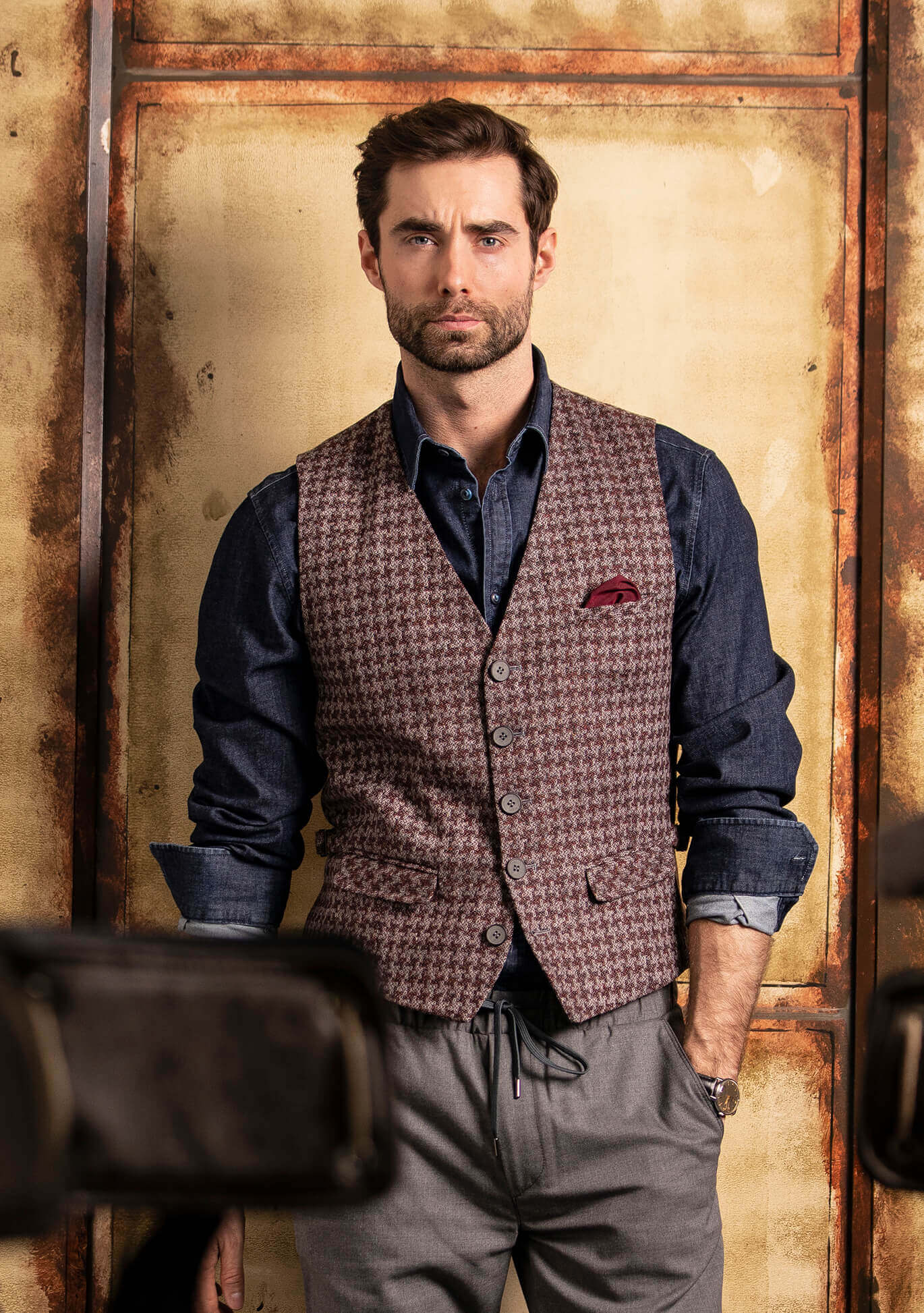 Wie sitzt eine Herrenweste perfekt? Finden Sie es mit DORNSCHILD heraus.