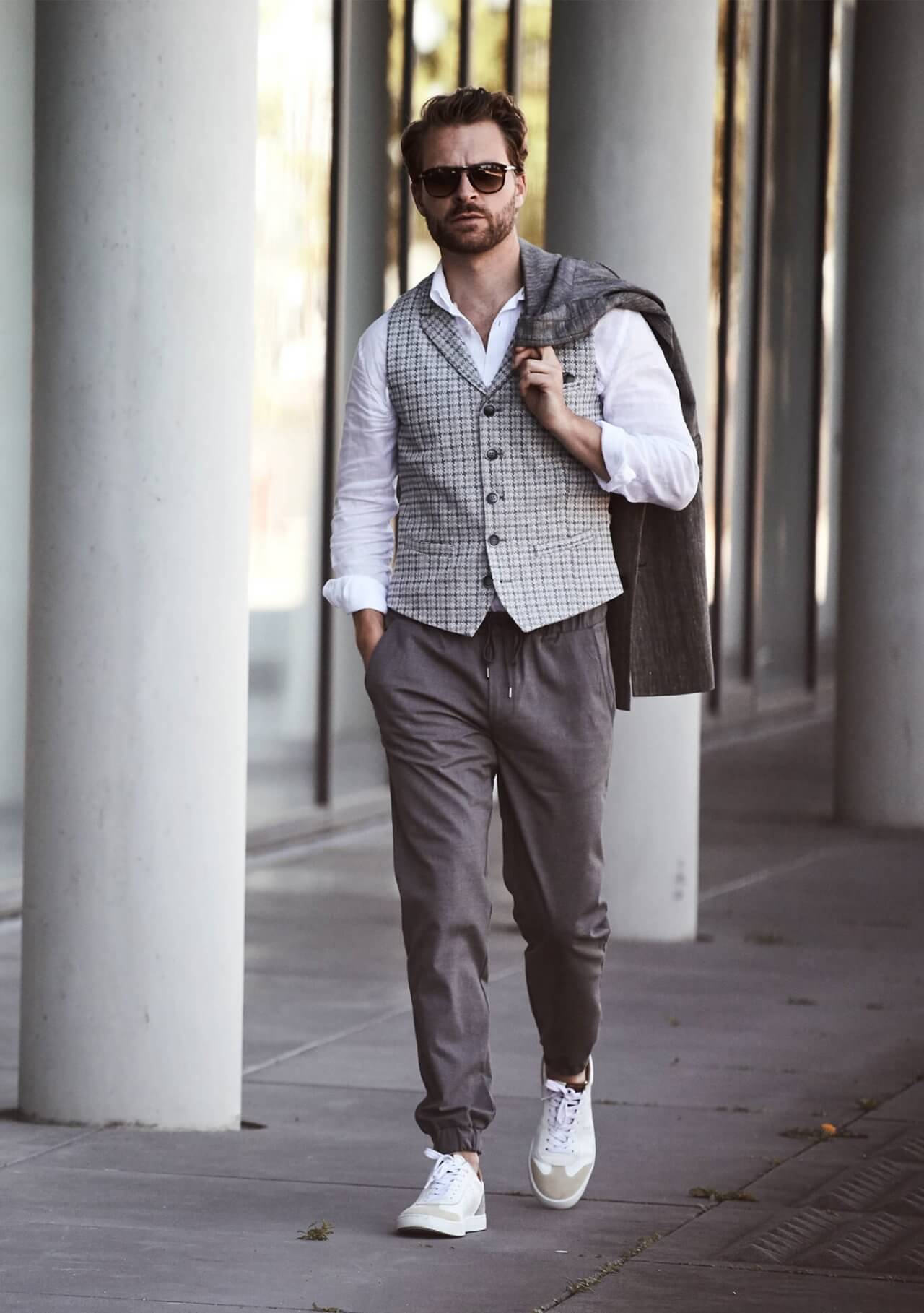 Einreiher Herrenweste / Gilet mit Revers aus feinstem italienischen Stoff in Weißgrau mit Karomuster in Sandgrau und Mittelgrau.