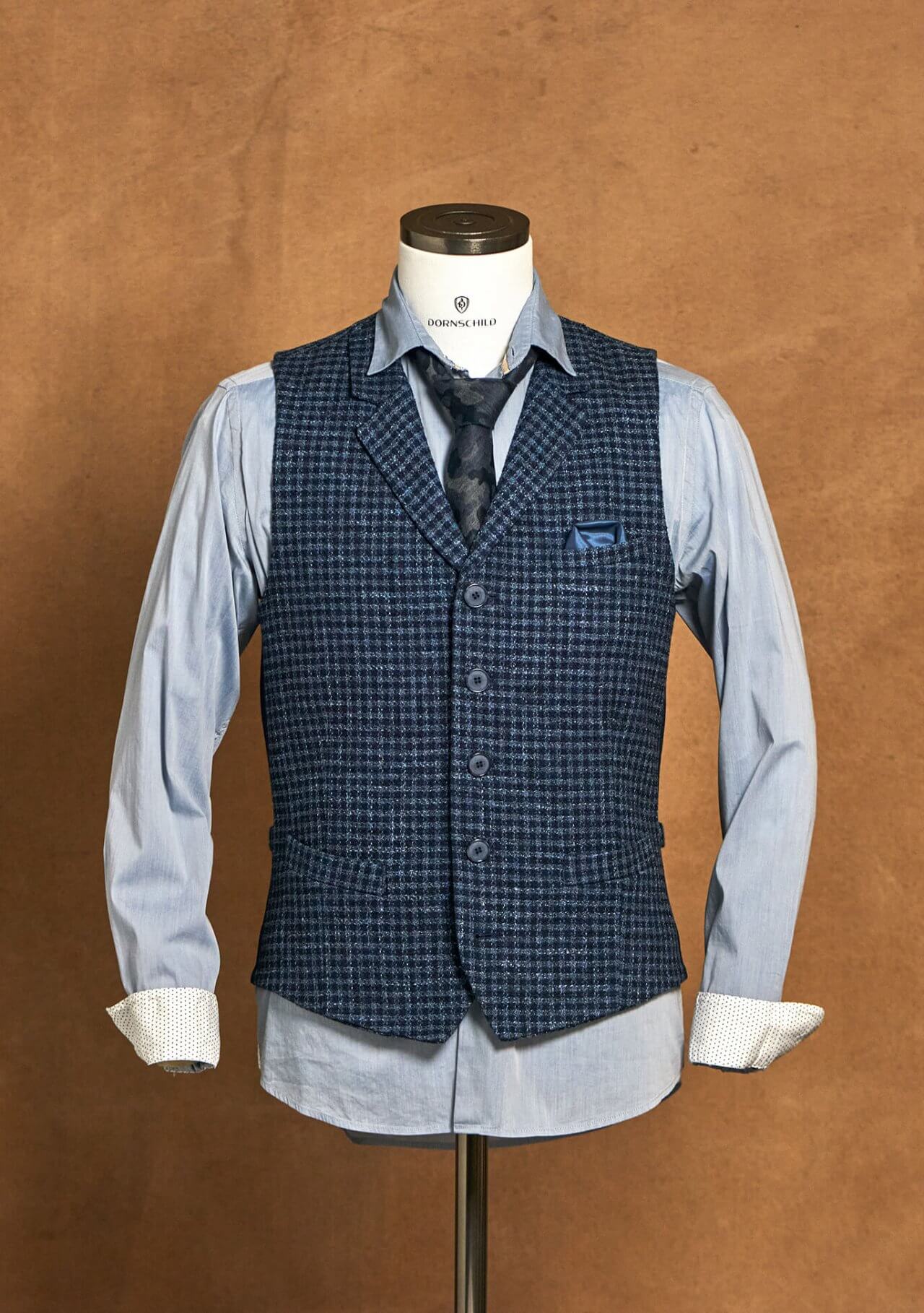 Modische und schick lässige Herrenweste / Gilet mit Kragen für den Sommer in einem Karomuster in Dunkelblau und Eisblau von DORNSCHILD. Ideal für jede Gelegenheit und vielfach kombinierbar. Aus feinstem italienischen Stoff und handgefertigt in Europa.