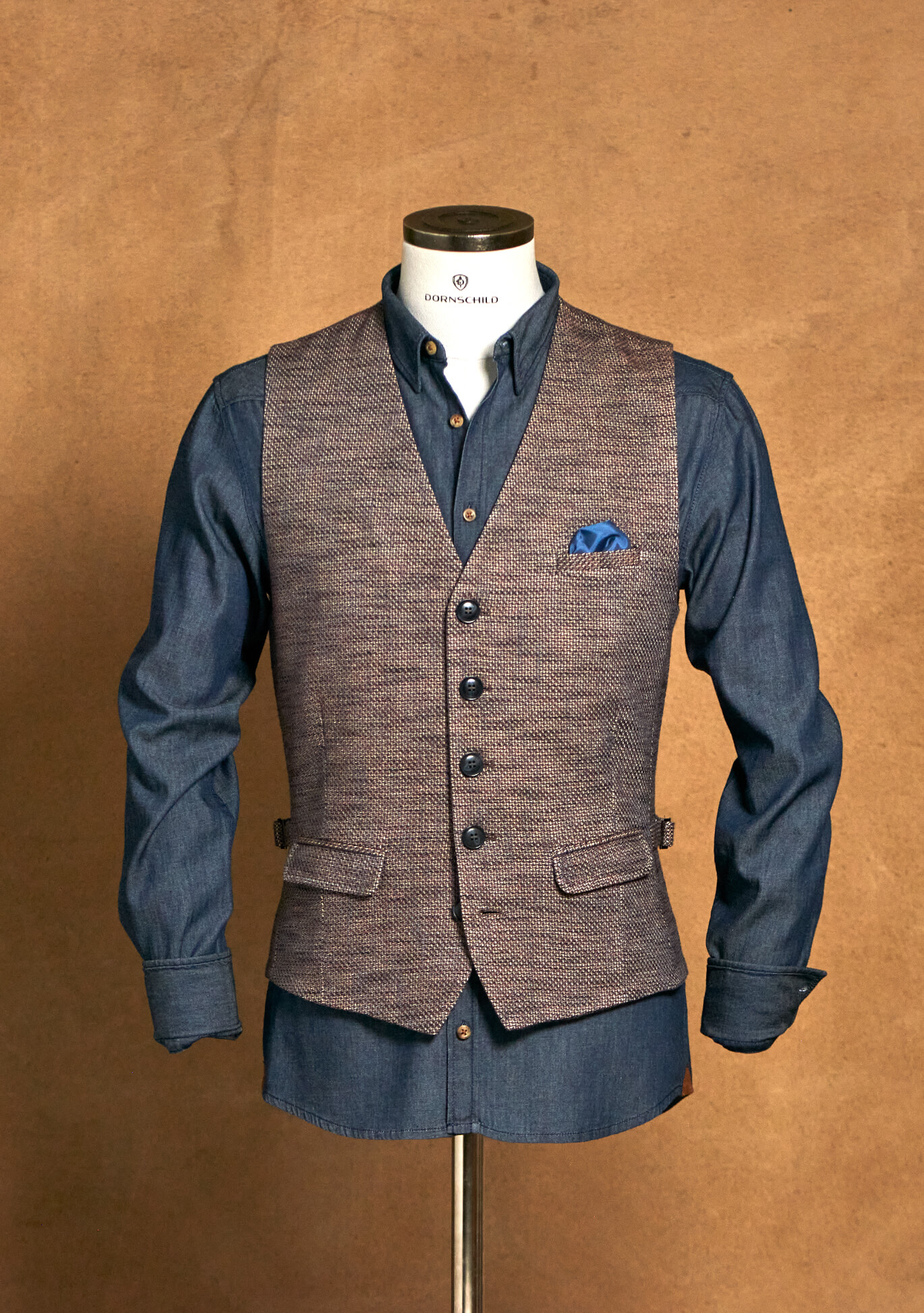 Lässige und moderne Herrenweste / Gilet mit strukturiertem Muster in Blautönen und Cognac von DORNSCHILD.