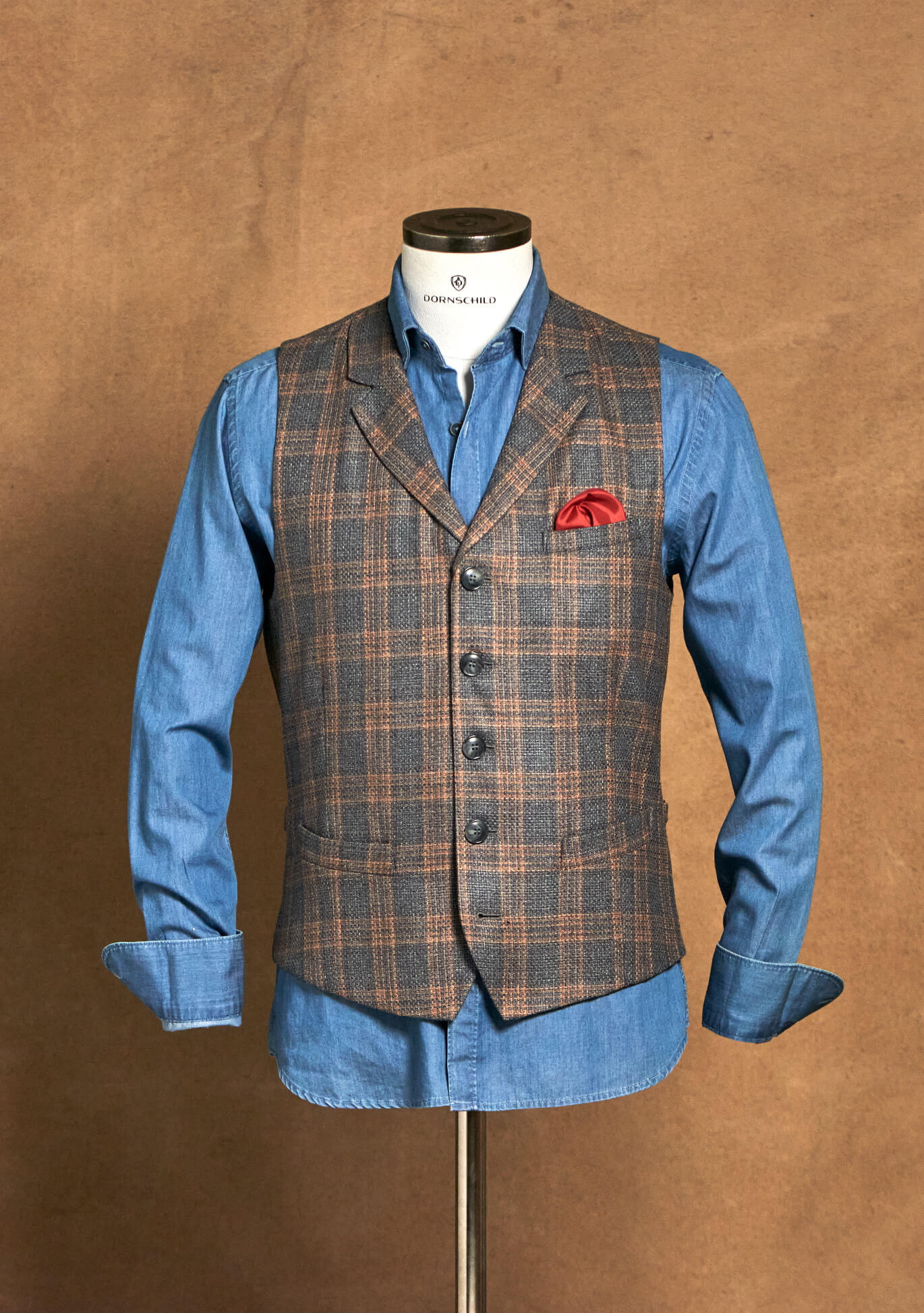 Elegante und lässige Herrenweste / Gilet mit Kragen mit Glencheck in Dunkelgrau und Cognac aus Seide und Schurwolle von DORNSCHILD für den Sommer. Aus feinstem italienischen Stoff und handgefertigt in Europa.