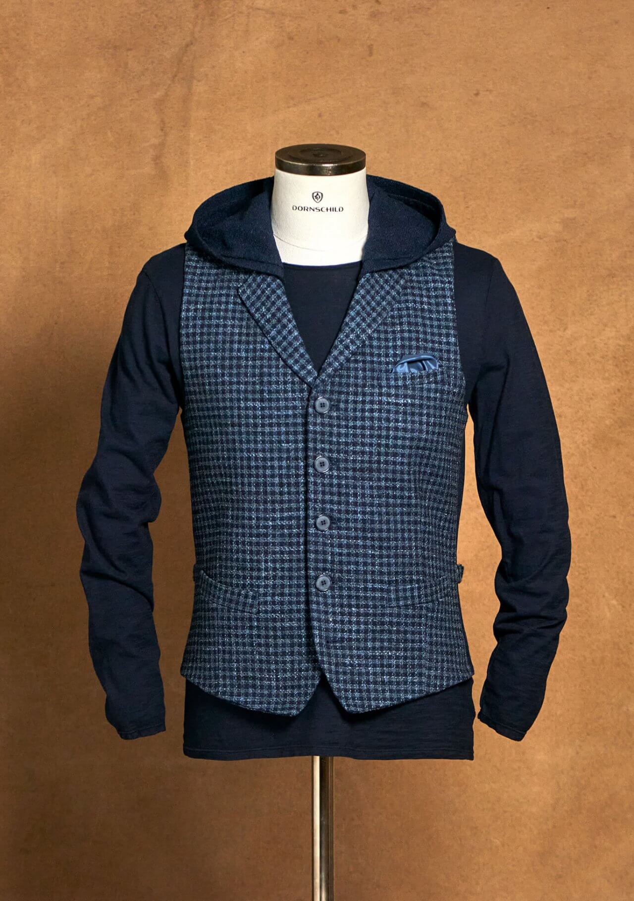 Sportliche, modische und vielseitige Herrenweste / Gilet mit abnehmbarer Kapuze in einem Karomuster in Dunkelblau und Eisblau für einen lässigen Sommer Style von DORNSCHILD. Aus feinstem italienischen Stoff und handgefertigt in Europa.