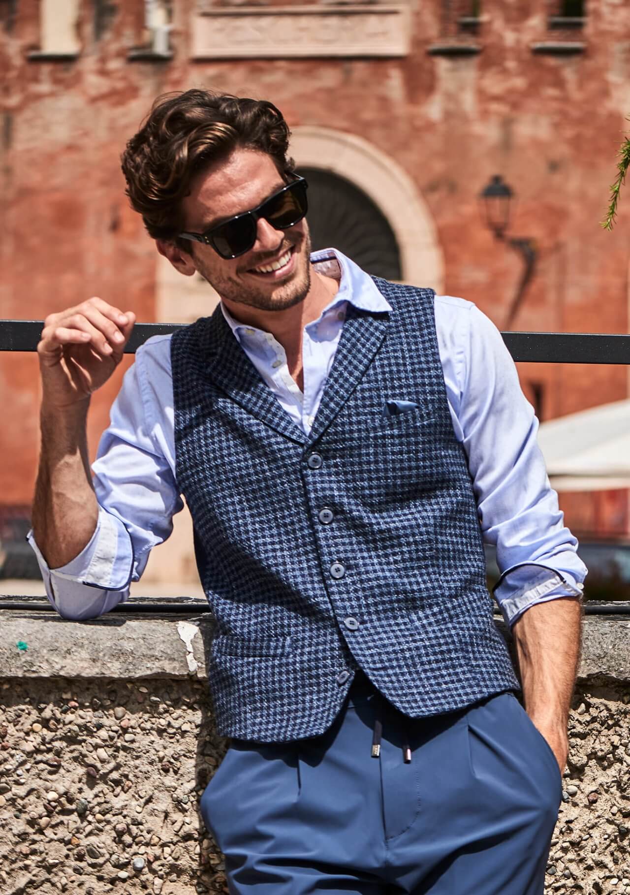 Modische und schick lässige Herrenweste / Gilet mit Kragen für den Sommer in einem Karomuster in Dunkelblau und Eisblau von DORNSCHILD. Ideal für jede Gelegenheit und vielfach kombinierbar. Aus feinstem italienischen Stoff und handgefertigt in Europa.