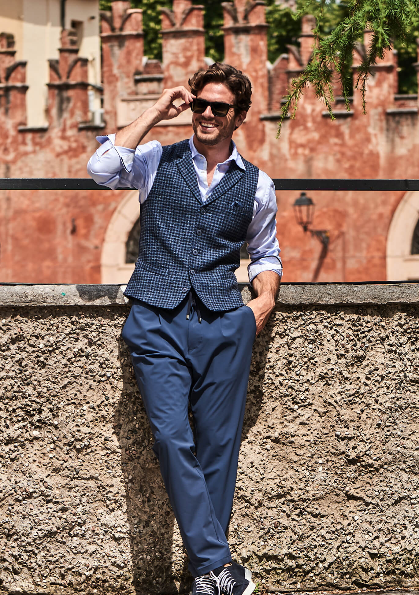 Modische und schick lässige Herrenweste / Gilet mit Kragen für den Sommer in einem Karomuster in Dunkelblau und Eisblau von DORNSCHILD. Ideal für jede Gelegenheit und vielfach kombinierbar. Aus feinstem italienischen Stoff und handgefertigt in Europa.