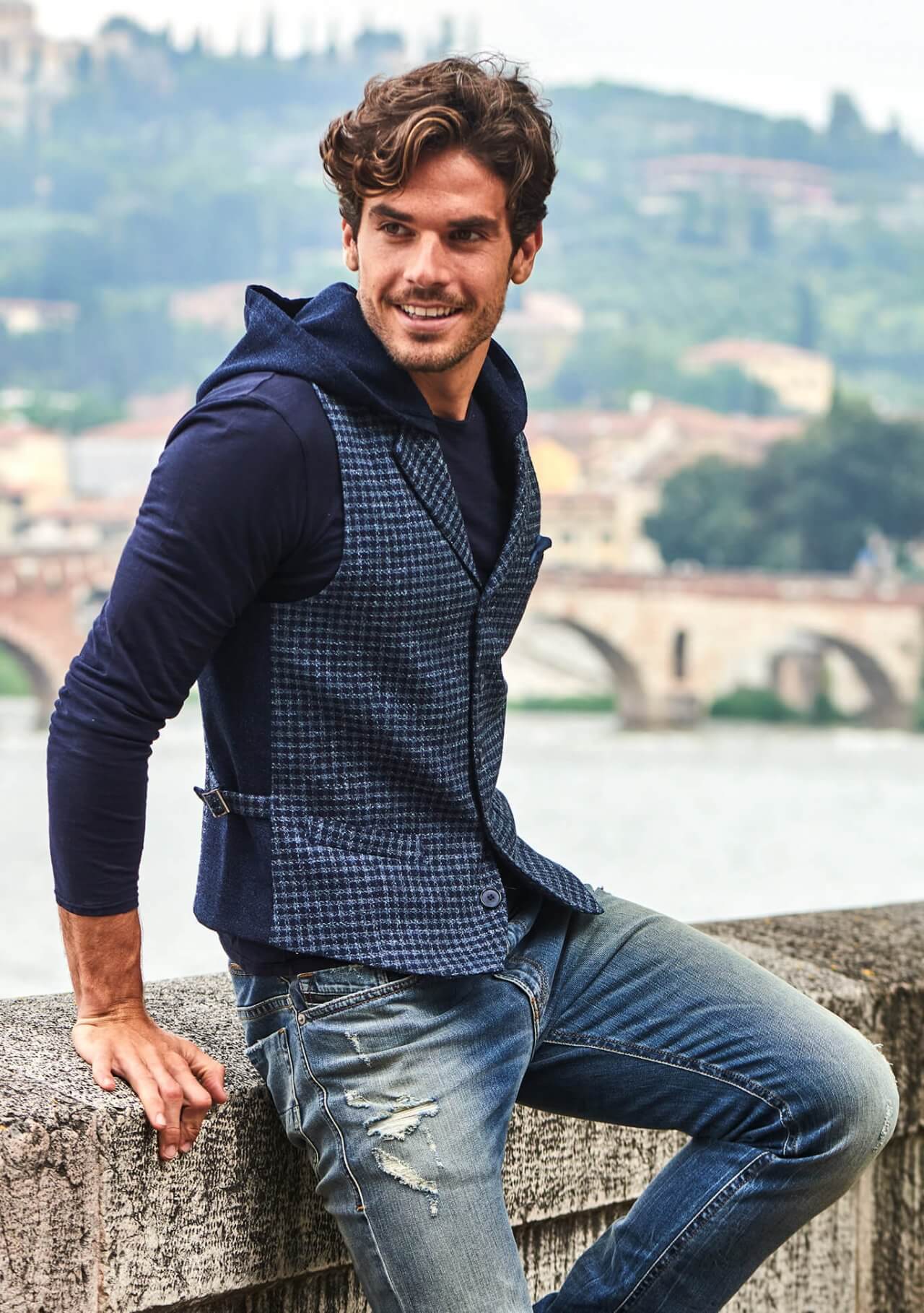 Sportliche, modische und vielseitige Herrenweste / Gilet mit abnehmbarer Kapuze in einem Karomuster in Dunkelblau und Eisblau für einen lässigen Sommer Style von DORNSCHILD. Aus feinstem italienischen Stoff und handgefertigt in Europa.