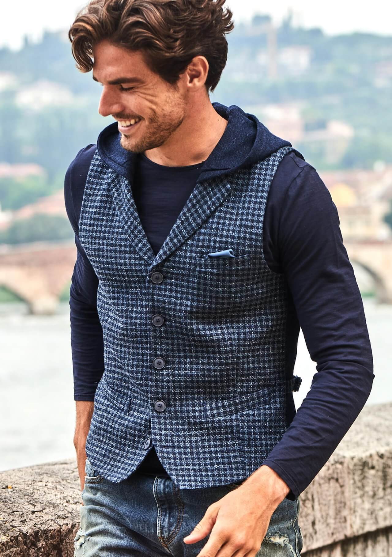 Sportliche, modische und vielseitige Herrenweste / Gilet mit abnehmbarer Kapuze in einem Karomuster in Dunkelblau und Eisblau für einen lässigen Sommer Style von DORNSCHILD. Aus feinstem italienischen Stoff und handgefertigt in Europa.