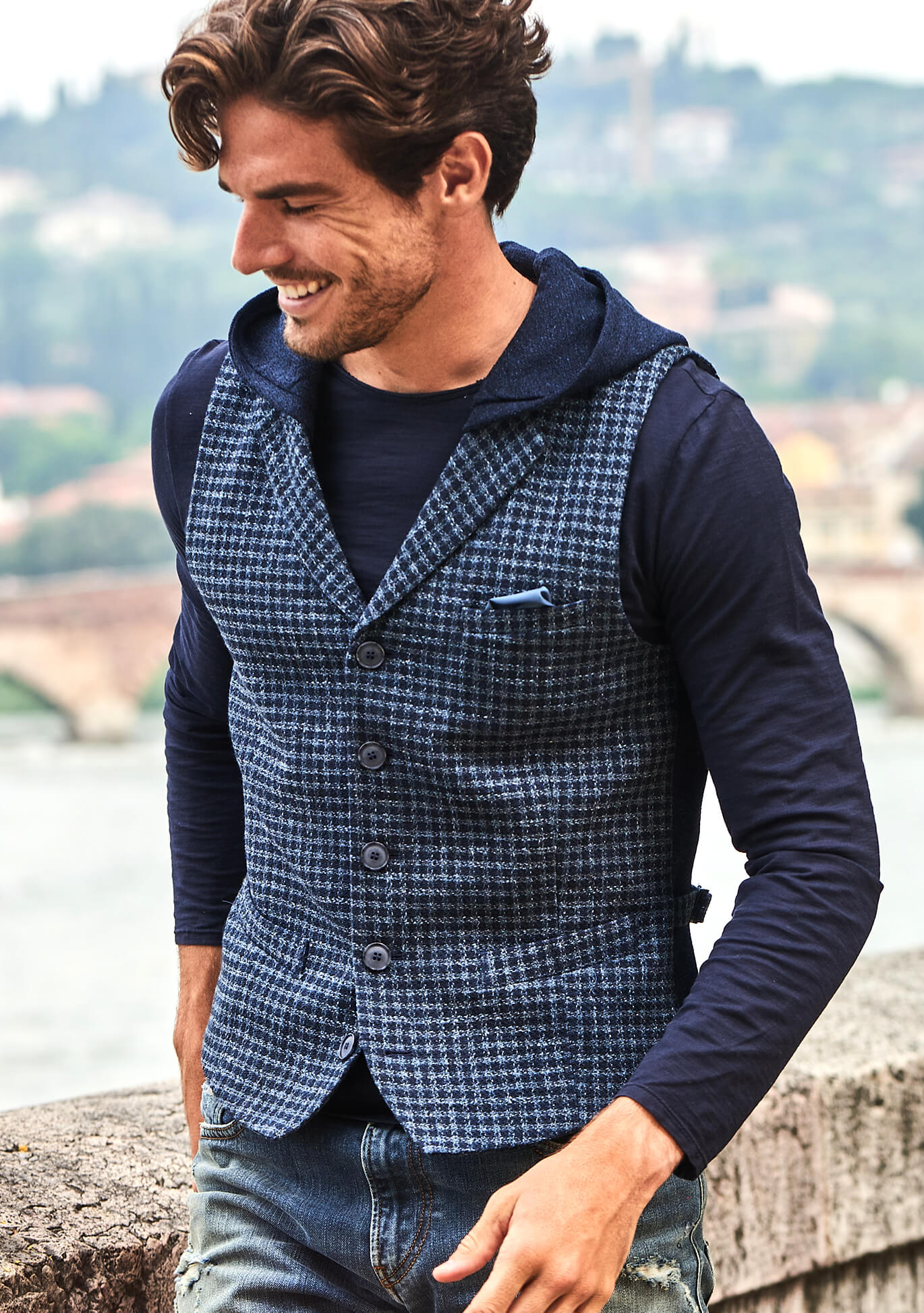 Sportliche, modische und vielseitige Herrenweste / Gilet mit abnehmbarer Kapuze in einem Karomuster in Dunkelblau und Eisblau für einen lässigen Sommer Style von DORNSCHILD. Aus feinstem italienischen Stoff und handgefertigt in Europa.