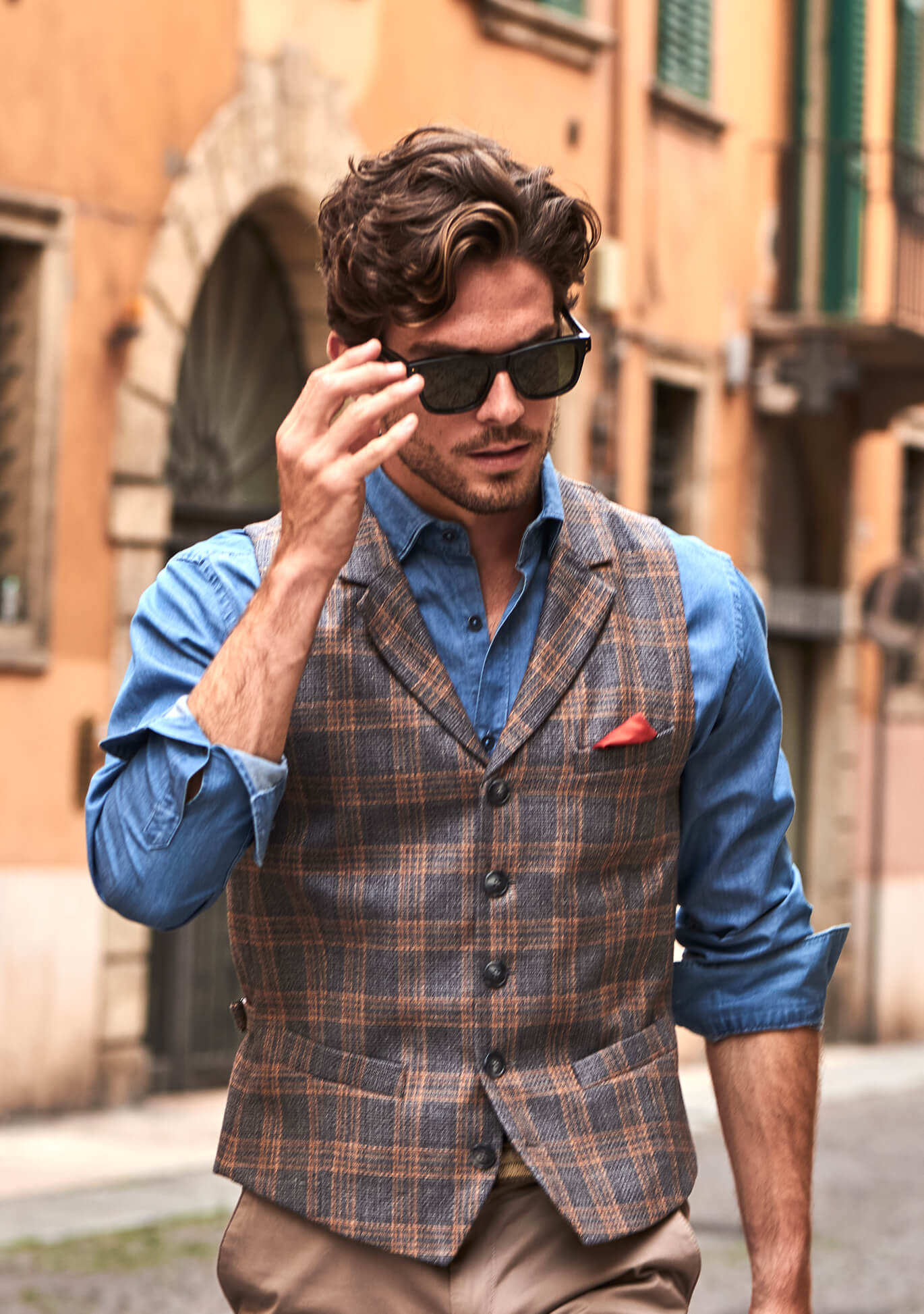 Elegante und lässige Herrenweste / Gilet mit Kragen mit Glencheck in Dunkelgrau und Cognac aus Seide und Schurwolle von DORNSCHILD für den Sommer. Aus feinstem italienischen Stoff und handgefertigt in Europa.