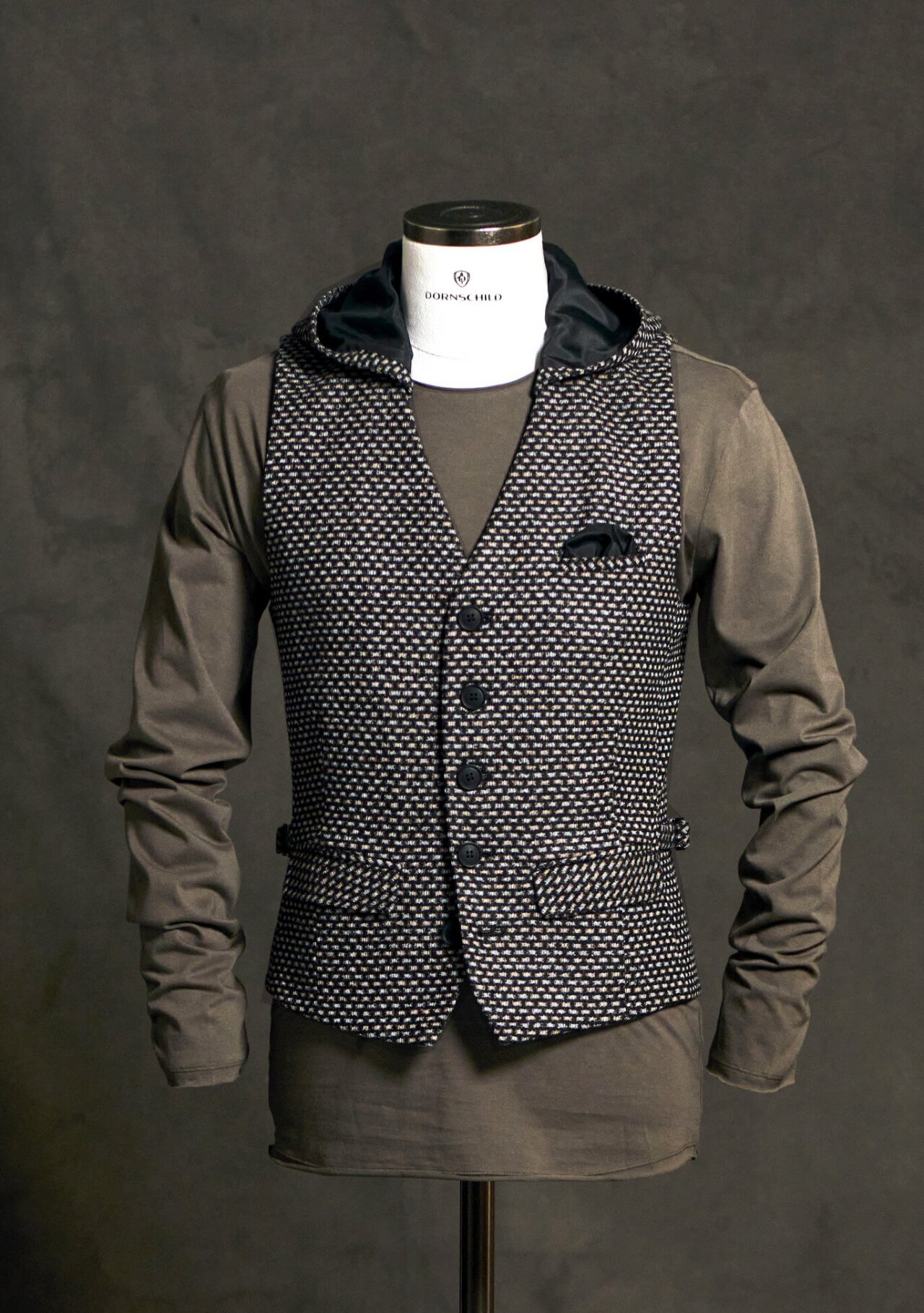 Sportliche Herrenweste von DORNSCHILD in Schwarz mit Kapuze. Perfekt für flexible Styles – von sportlich bis elegant.