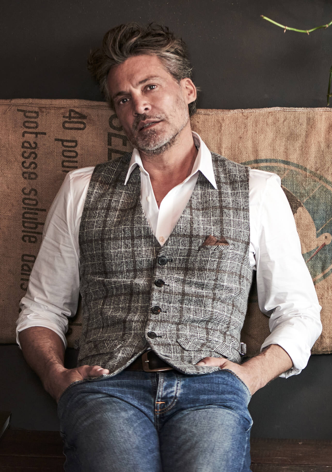 Wie kombiniert man Herrenwesten casual – für lässige Looks mit Jeans, T-Shirt & Co.?