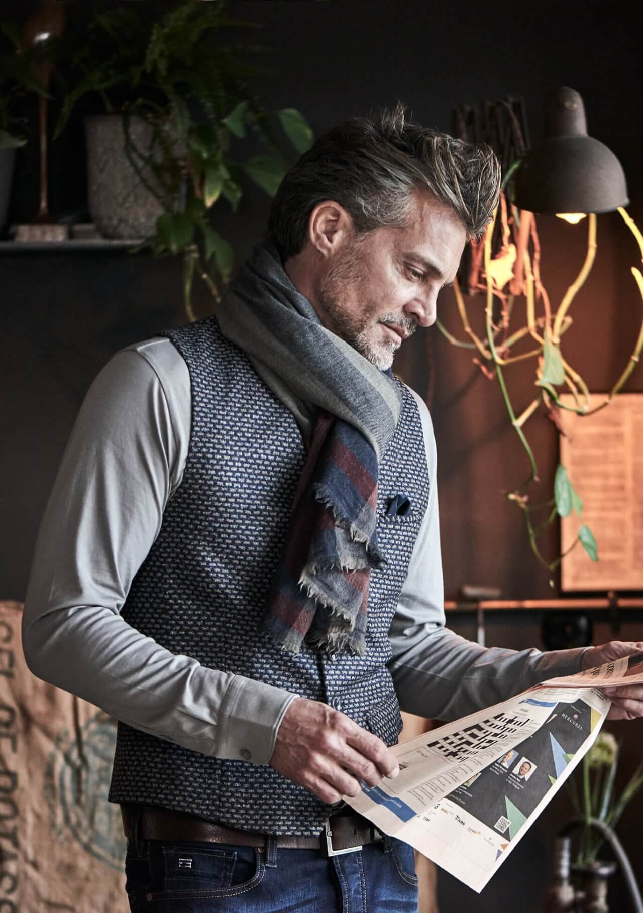 Edle Herrenweste von DORNSCHILD mit Karomuster in Beige und Grau auf Dunkelblau. Ideal für elegante und lässige Looks.