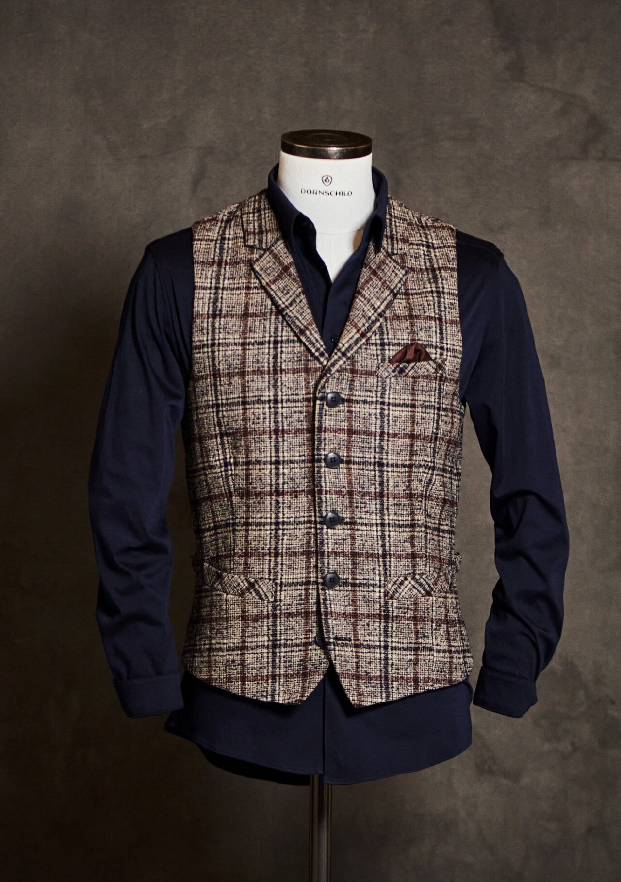DORNSCHILD Herrenweste (Gilet) HW25 W2-4 in Beige mit Karomuster in Dunkelblau und Kastanienbraun. Herbstliche Herren Weste – elegant und modern.