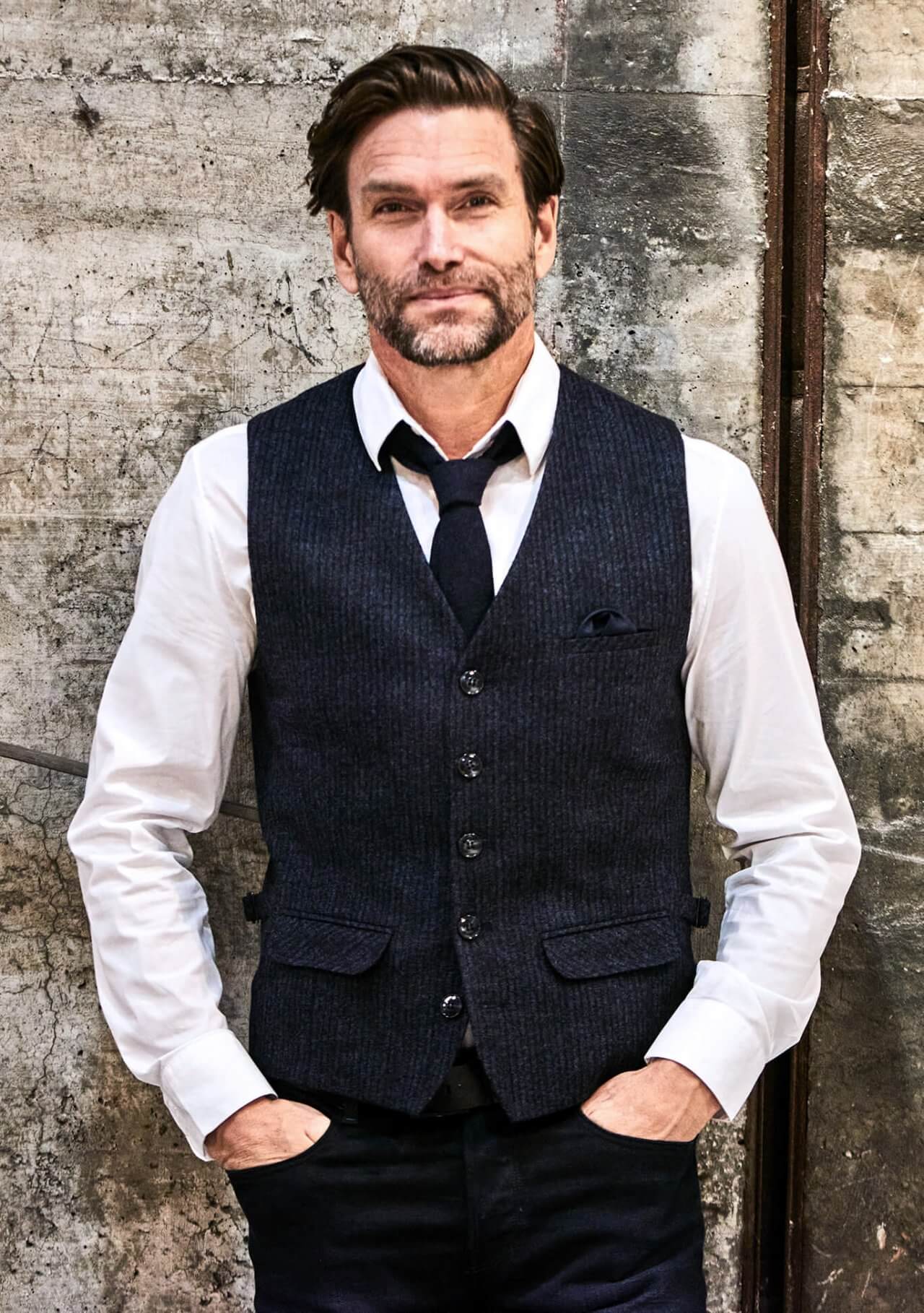 DORNSCHILD Herrenweste (Gilet) HW25 W1-6 in Mittel- und Dunkelblau mit feinem Streifenmuster. Elegante Herbst/Winter Herren Weste – zeitlos und vielseitig.