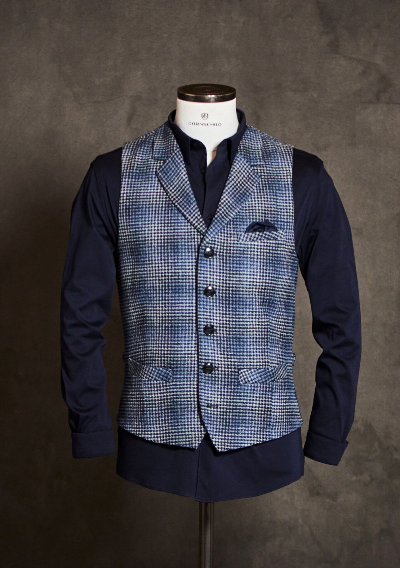DORNSCHILD Herrenweste (Gilet) HW25 W2-5 mit feinem Hahnentrittmuster in Blau und Grau. Klassische Herren Weste modern interpretiert – perfekt für Herbst/Winter.