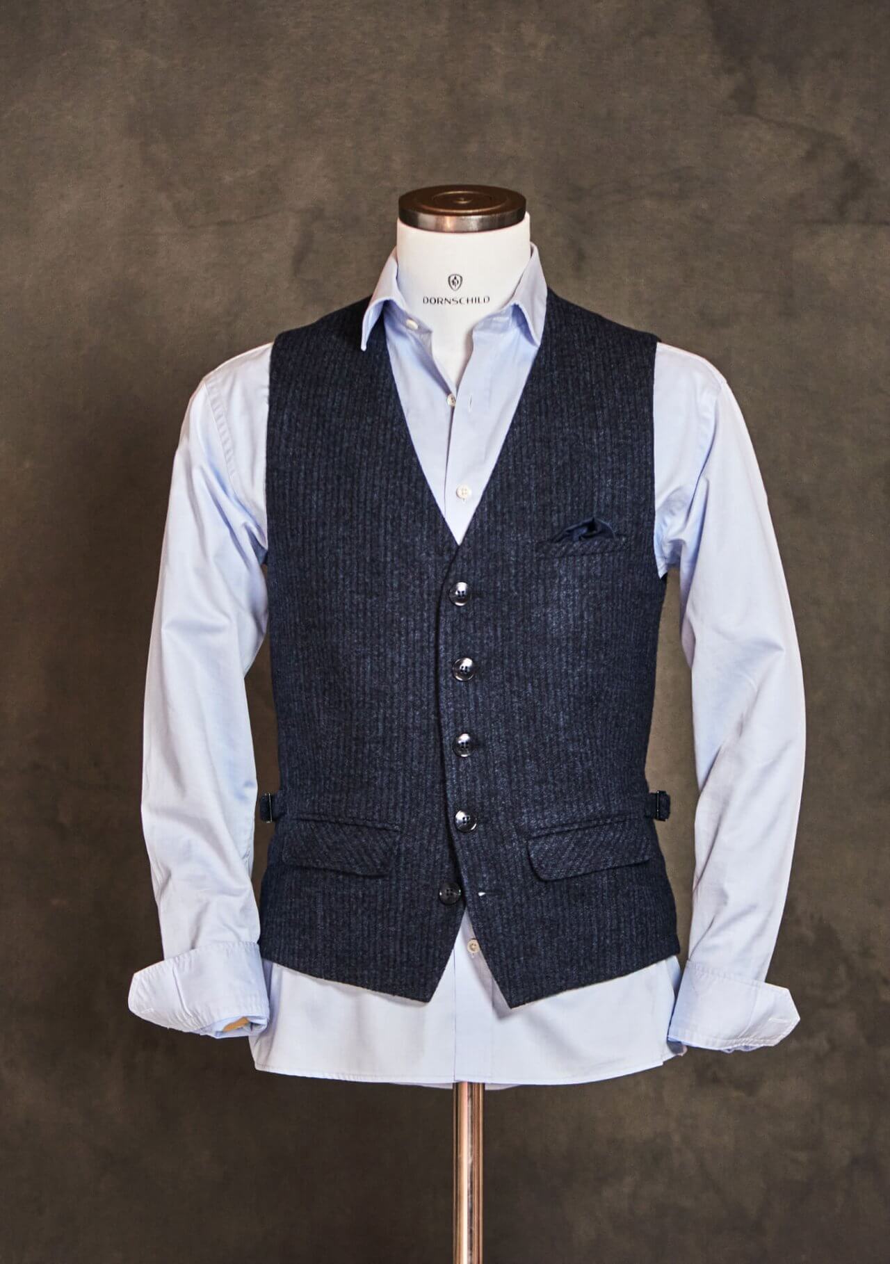 DORNSCHILD Herrenweste (Gilet) HW25 W1-6 in Mittel- und Dunkelblau mit feinem Streifenmuster. Elegante Herbst/Winter Herren Weste – zeitlos und vielseitig.