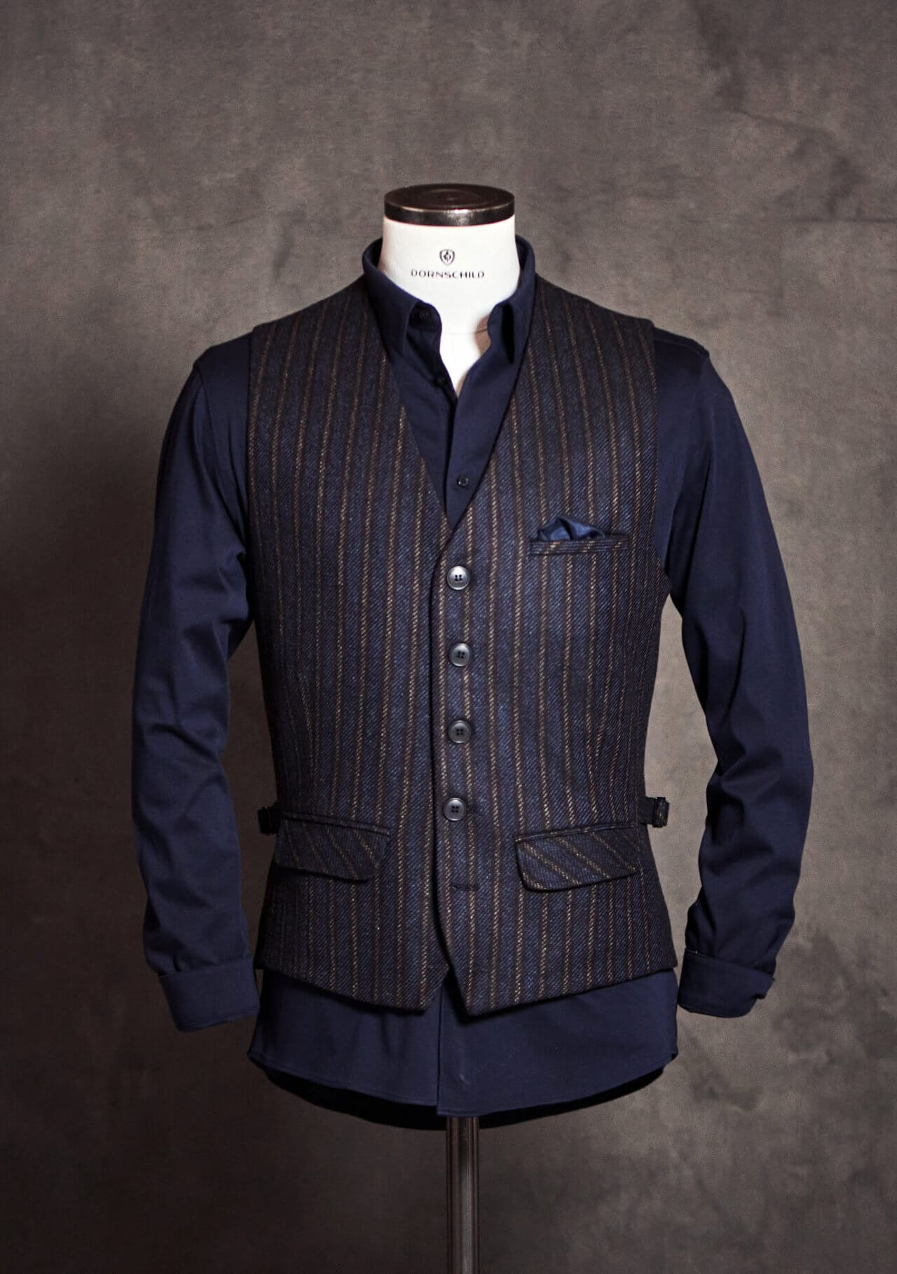 DORNSCHILD Herrenweste (Gilet) HW25 W1-4 in Dunkelblau mit feinen Streifen in Cognac und Tintenblau. Klassisch-moderne Weste für Herbst/Winter