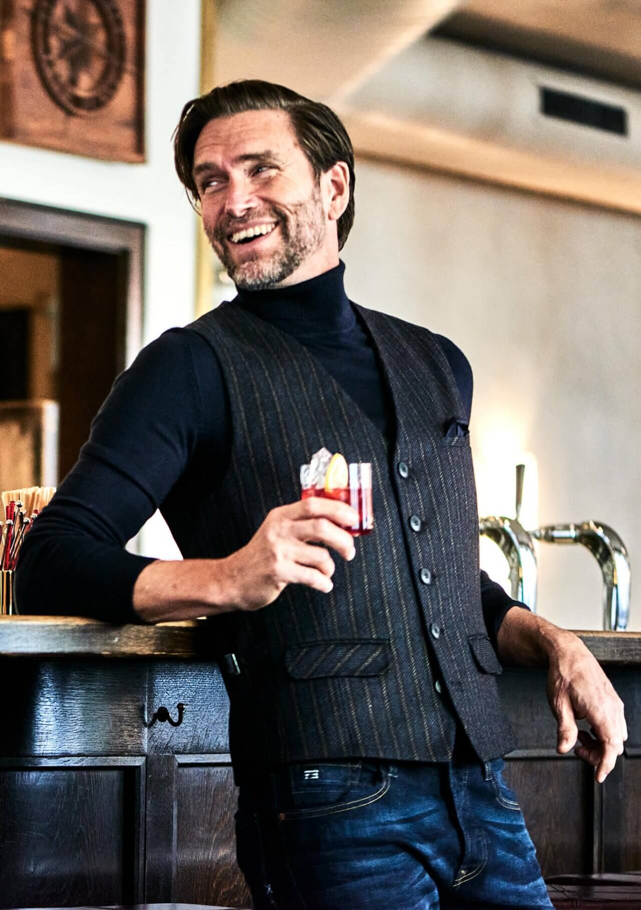 DORNSCHILD Herrenweste (Gilet) HW25 W1-4 in Dunkelblau mit feinen Streifen in Cognac und Tintenblau. Klassisch-moderne Weste für Herbst/Winter