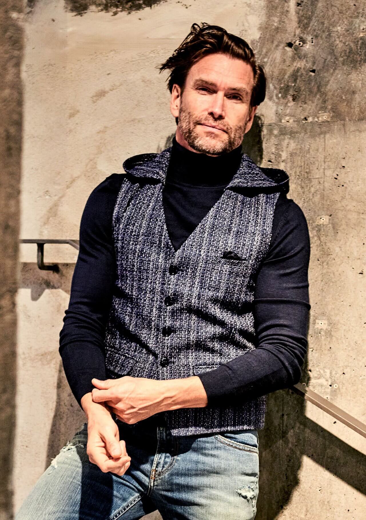 DORNSCHILD Herrenweste (Gilet) HW25 W1-2K in Nachtblau mit abnehmbarer Kapuze. Sportlich-elegante Weste für Herbst/Winter – wandelbar zwischen Casual und Business.