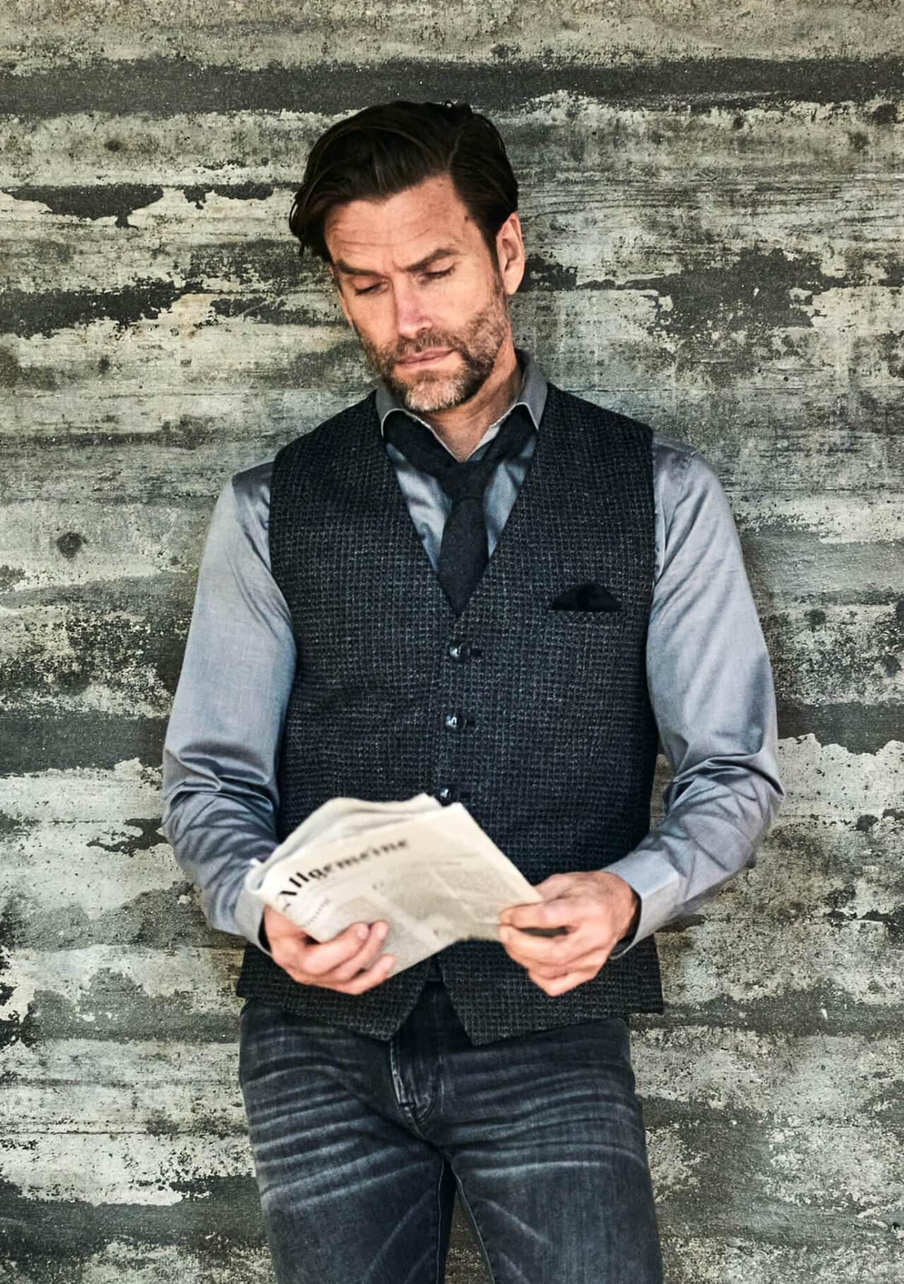 DORNSCHILD Herrenweste (Gilet) HW25 W1-5 in Anthrazit mit feinem Karomuster in Grautönen. Zeitlose Herren Weste für Business und Freizeit im Herbst/Winter.