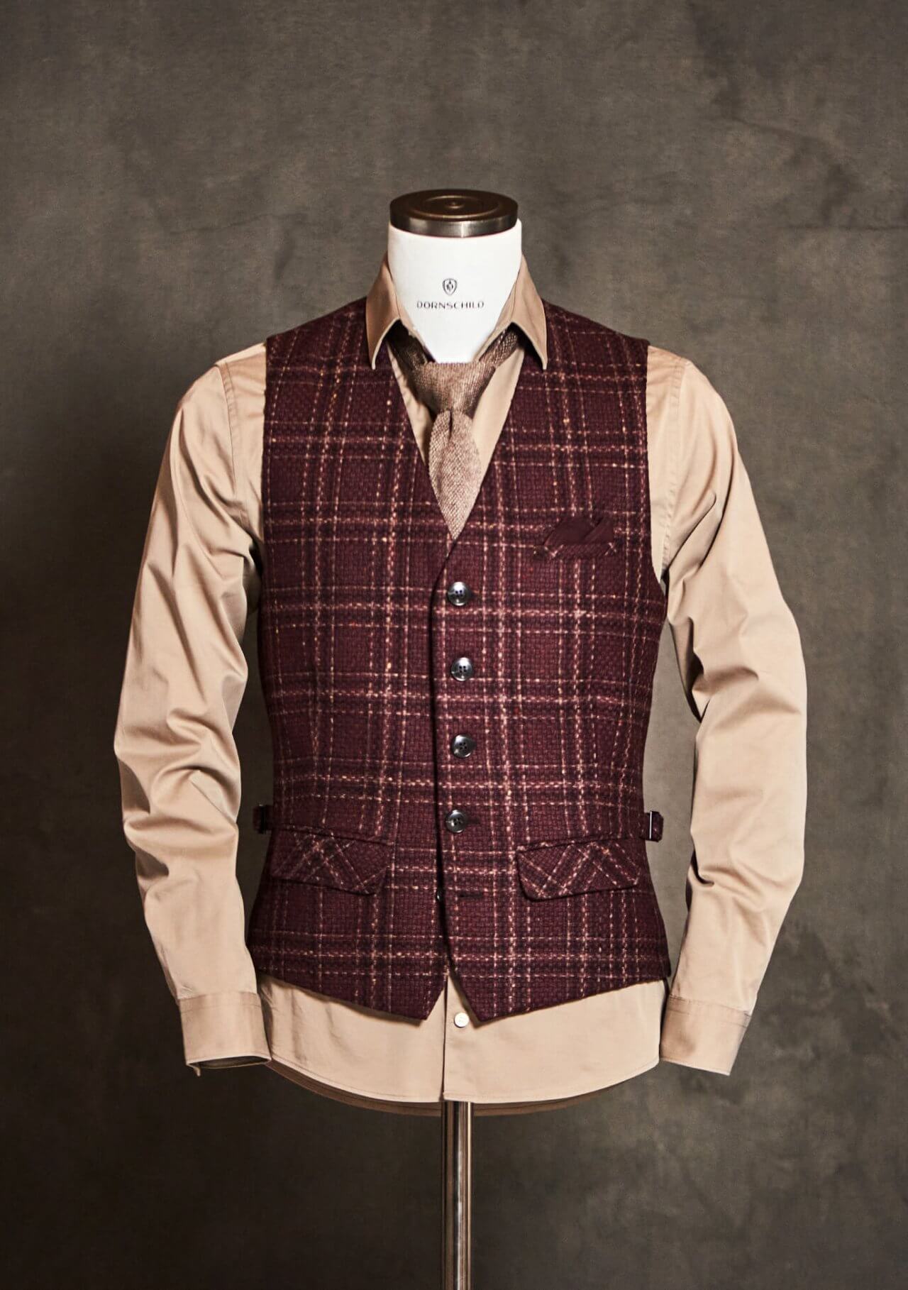DORNSCHILD Herrenweste (Gilet) HW25 W1-3 in tiefem Bordeaux mit Cognac- und Creme-Akzenten. Ausdrucksstarke Herren Weste für stilvolle Herbst/Winter-Looks.