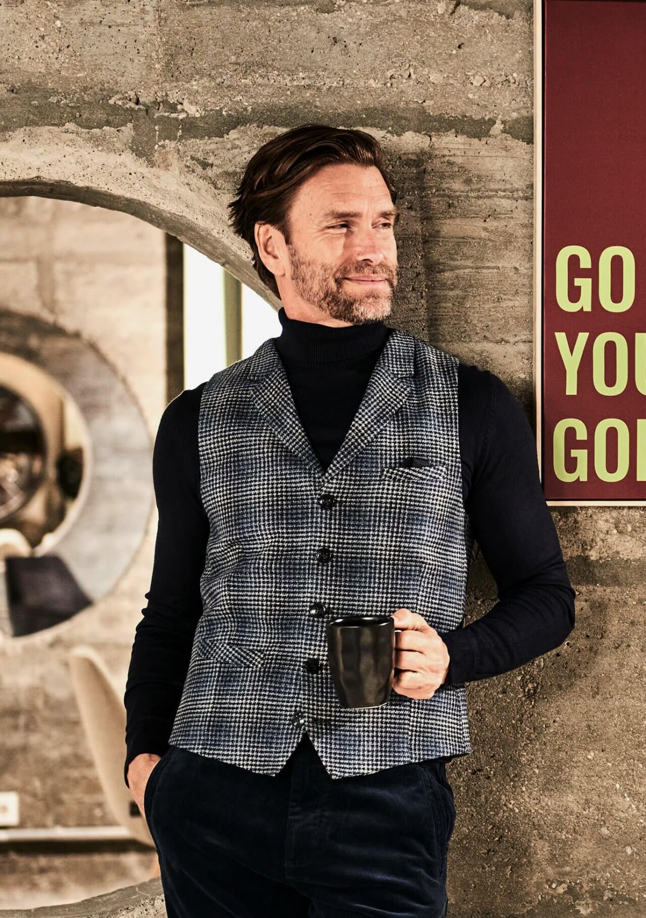 DORNSCHILD Herrenweste (Gilet) HW25 W2-5 mit feinem Hahnentrittmuster in Blau und Grau. Klassische Herren Weste modern interpretiert – perfekt für Herbst/Winter.