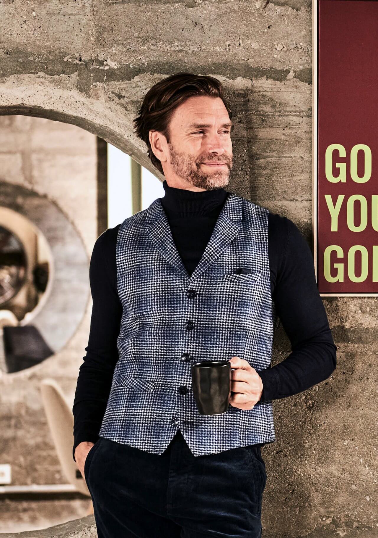 DORNSCHILD Herrenweste (Gilet) HW25 W2-5 mit feinem Hahnentrittmuster in Blau und Grau. Klassische Herren Weste modern interpretiert – perfekt für Herbst/Winter.