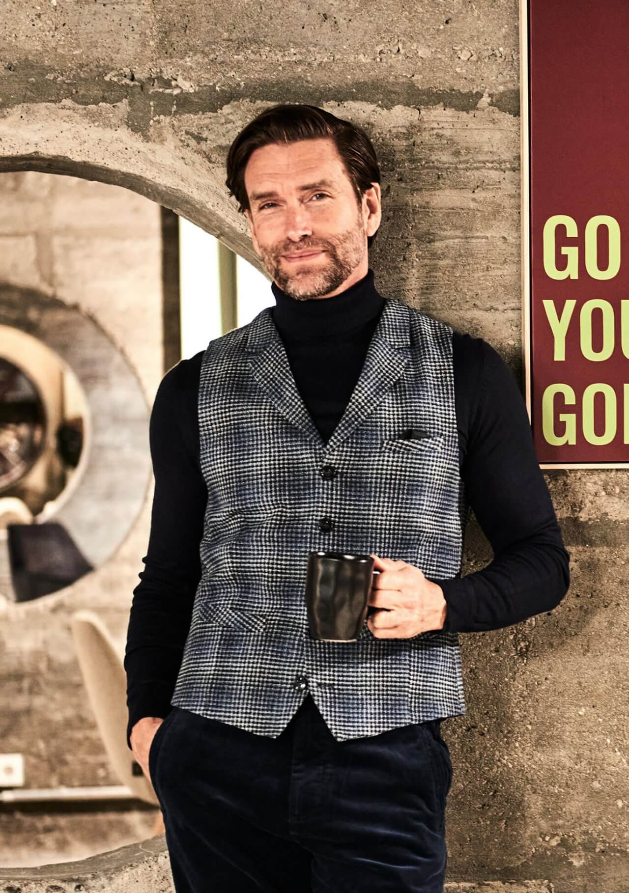 DORNSCHILD Herrenweste (Gilet) HW25 W2-5 mit feinem Hahnentrittmuster in Blau und Grau. Klassische Herren Weste modern interpretiert – perfekt für Herbst/Winter.