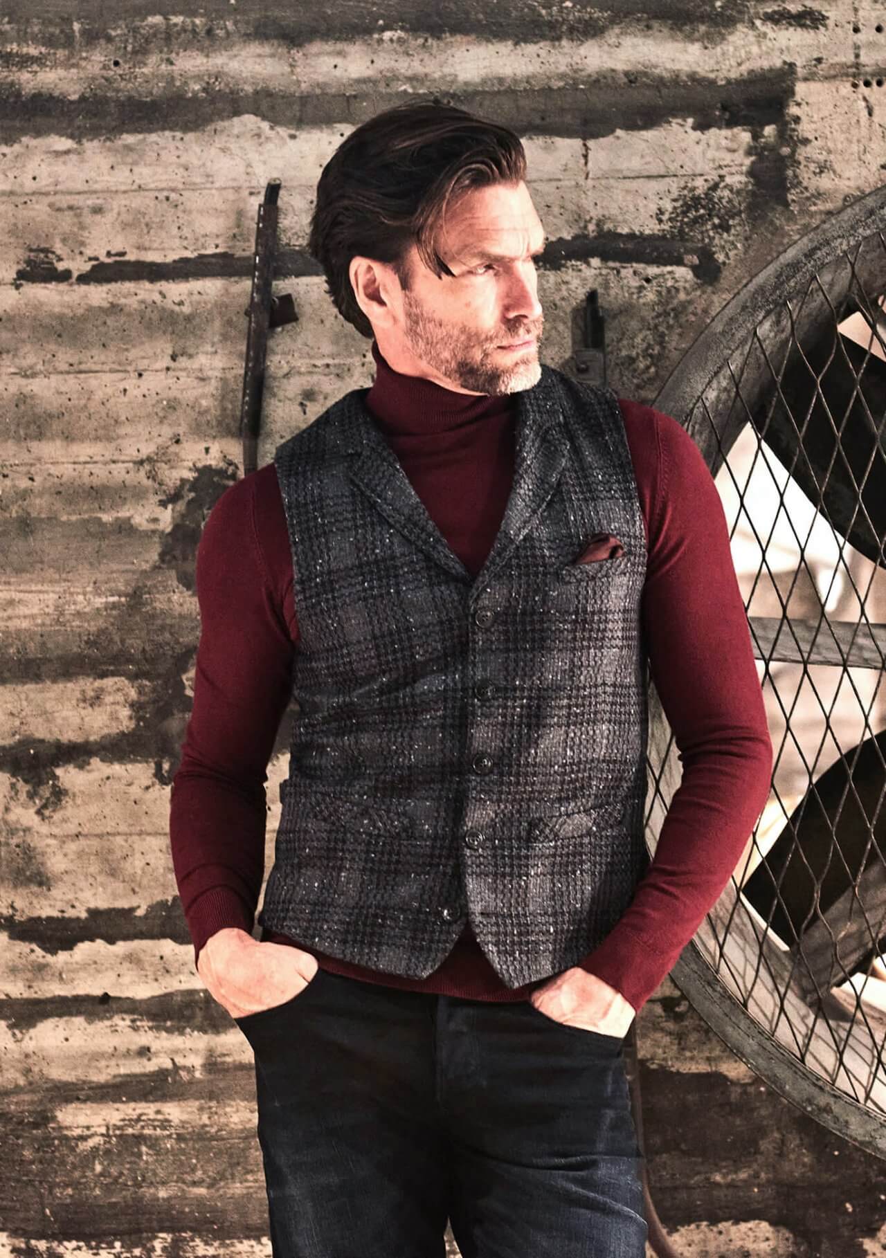 DORNSCHILD Herrenweste (Gilet) HW25 W2-1 in Grau-Silber mit Karomuster in Blau, Bordeaux und Offwhite. Elegante Herbst/Winter Herren Weste für Business und Freizeit