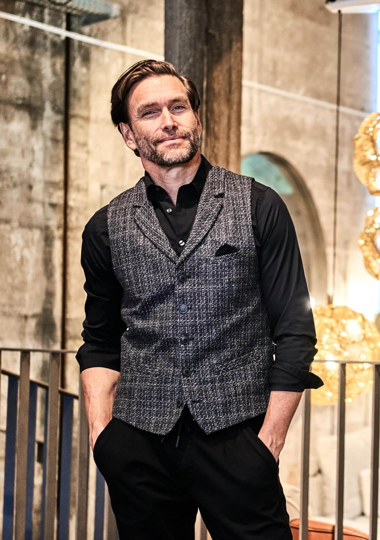 DORNSCHILD Herrenweste (Gilet) HW25 W2-3 in Anthrazitgrau mit hellgrauen Garnakzenten. Zeitlose Herbst/Winter Herren Weste für elegante und urbane Styles.