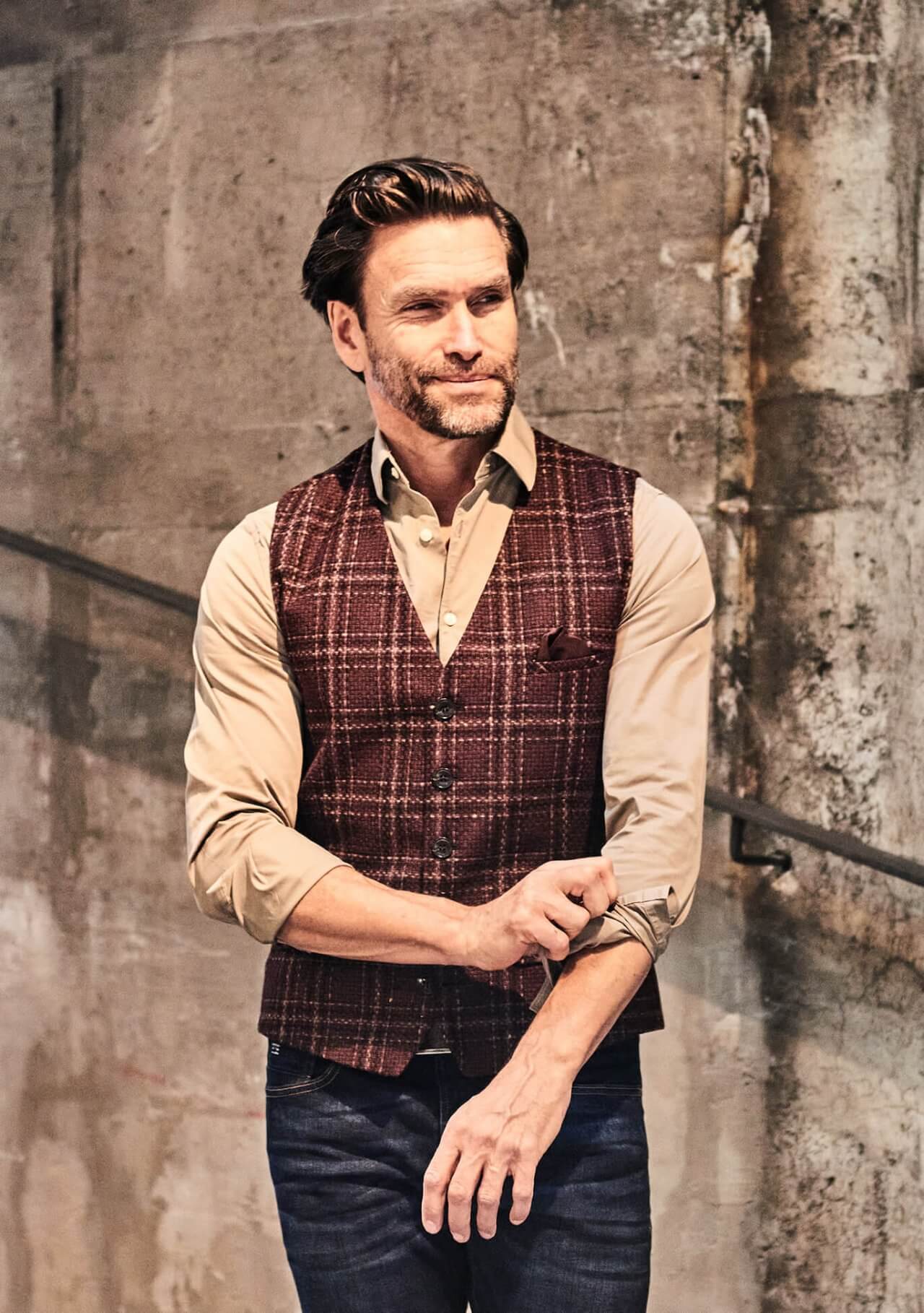 DORNSCHILD Herrenweste (Gilet) HW25 W1-3 in tiefem Bordeaux mit Cognac- und Creme-Akzenten. Ausdrucksstarke Herren Weste für stilvolle Herbst/Winter-Looks.