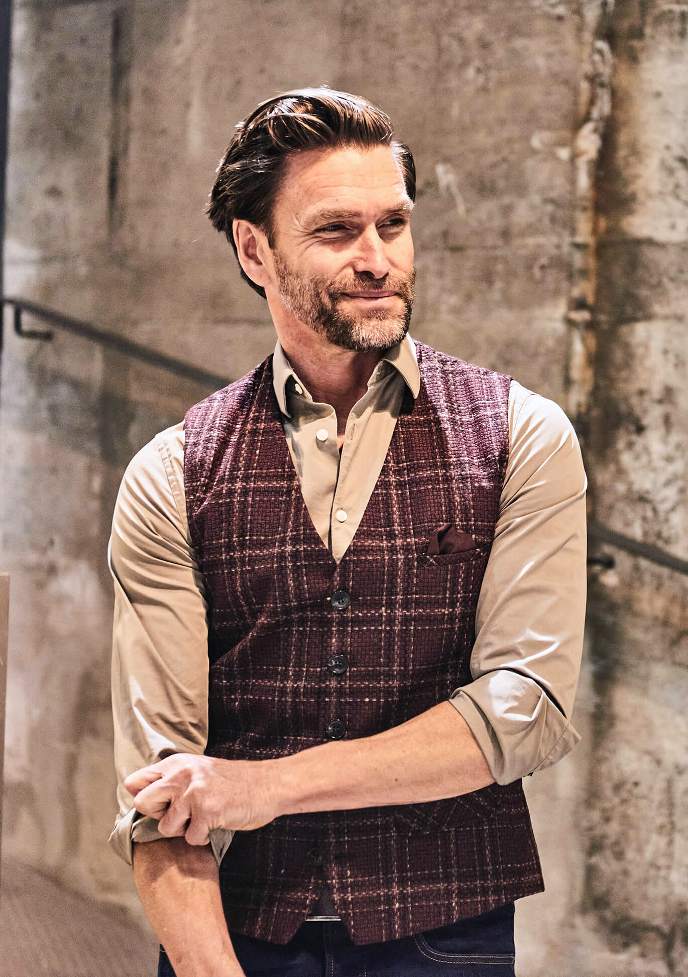DORNSCHILD Herrenweste (Gilet) HW25 W1-3 in tiefem Bordeaux mit Cognac- und Creme-Akzenten. Ausdrucksstarke Herren Weste für stilvolle Herbst/Winter-Looks.