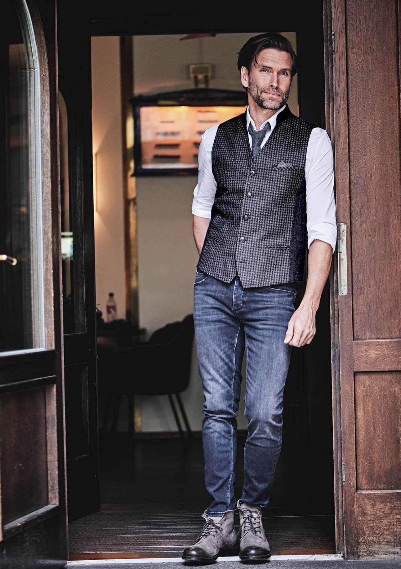 DORNSCHILD Herrenweste (Gilet) HW25 W3-1 in Grau-Anthrazit mit feinem Karomuster und Stehkragen. Elegante Herbst/Winter Herren Weste für Business und Freizeit