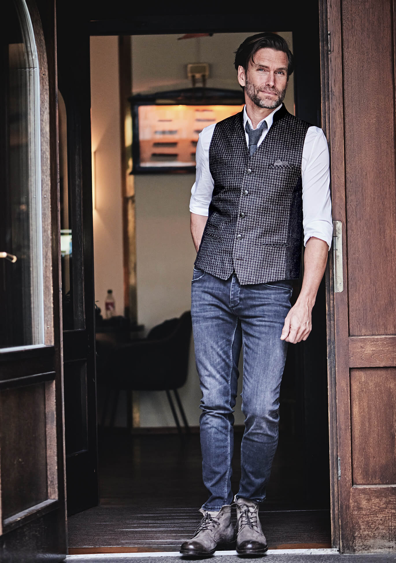 DORNSCHILD Herrenweste (Gilet) HW25 W3-1 in Grau-Anthrazit mit feinem Karomuster und Stehkragen. Elegante Herbst/Winter Herren Weste für Business und Freizeit