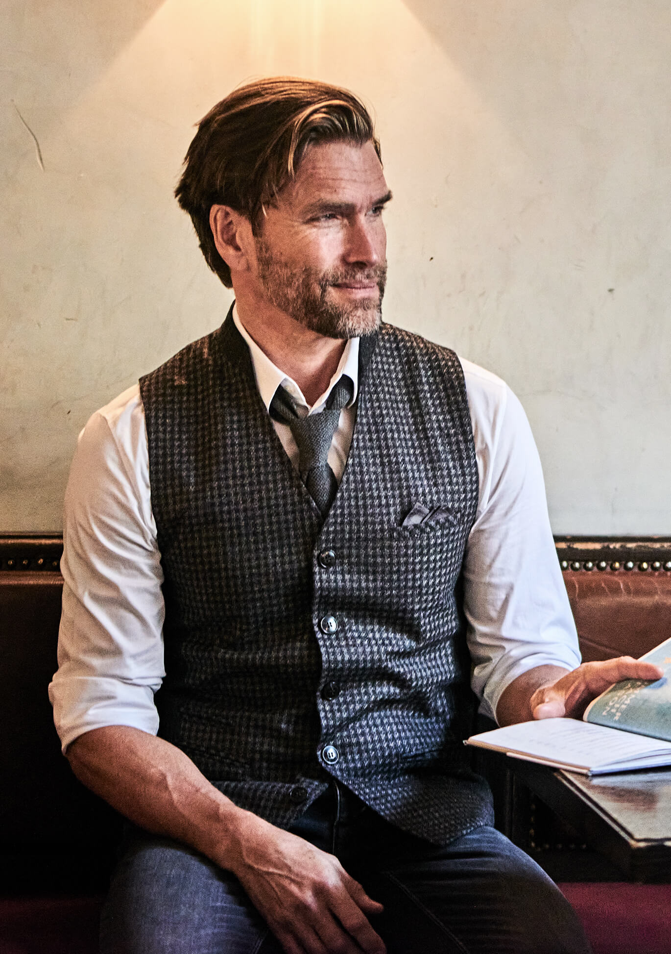 DORNSCHILD Herrenweste (Gilet) HW25 W3-1 in Grau-Anthrazit mit feinem Karomuster und Stehkragen. Elegante Herbst/Winter Herren Weste für Business und Freizeit