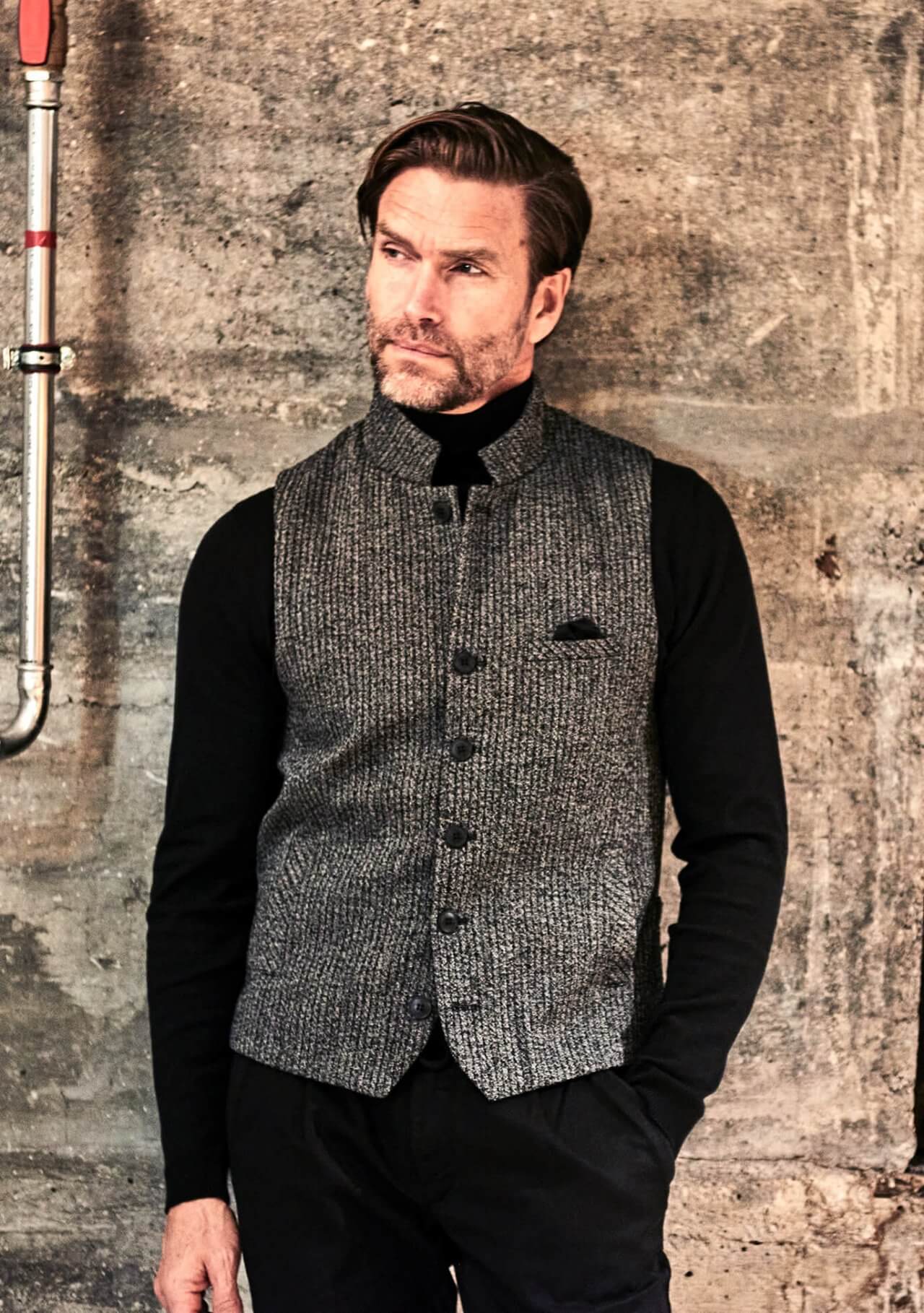 DORNSCHILD Herrenweste (Gilet) HW25 W11-1 in Mittelgrau mit Rautenmuster. Gestepptes Design für stilvolle Herbst/Winter Looks.