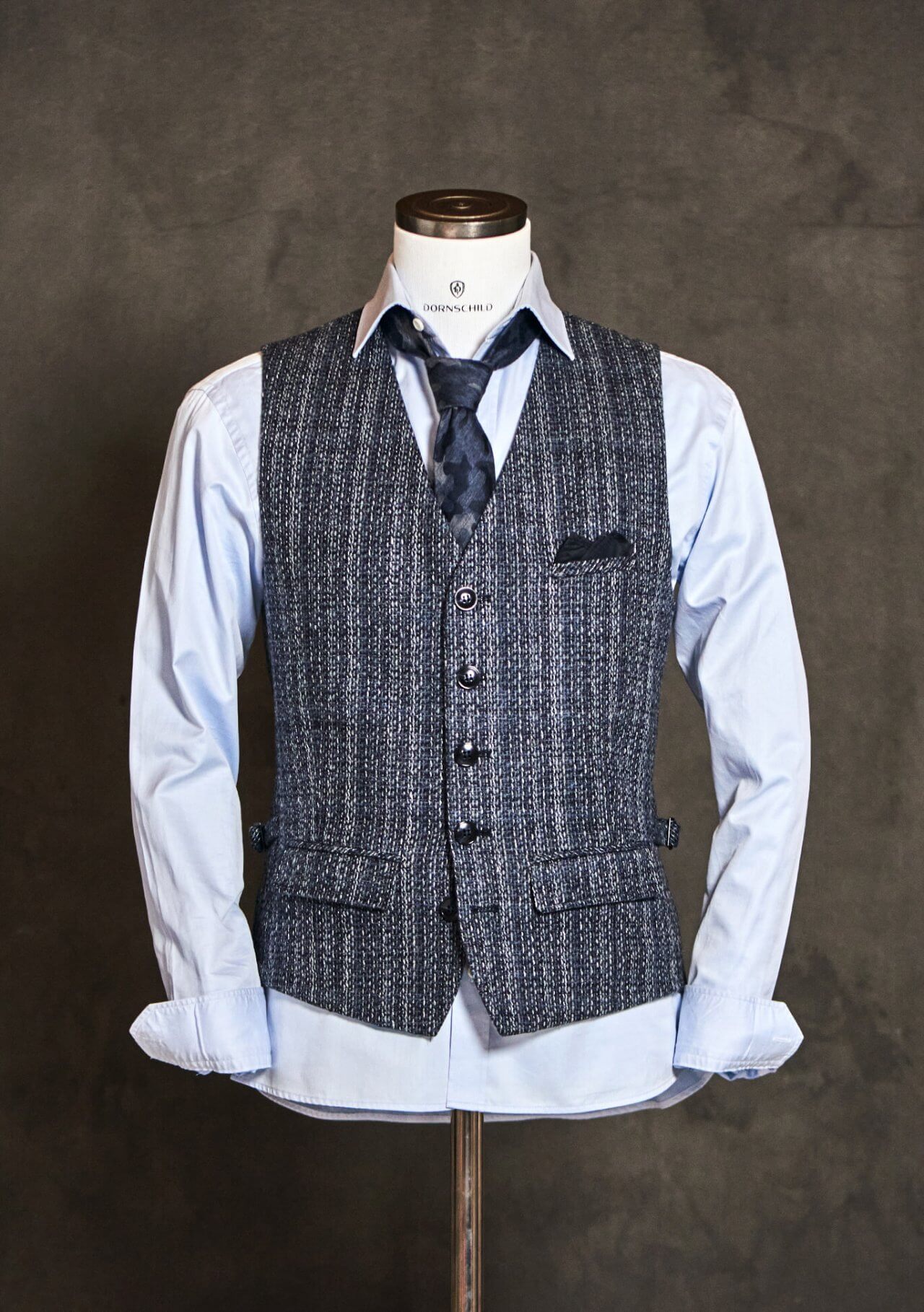 DORNSCHILD Herrenweste (Gilet) HW25 W1-2 in Nachtblau mit feinen Linien in Silbergrau und Tintenblau. Elegante Herren Weste für Herbst/Winter – vielseitig kombinierbar für Business und Freizeit.