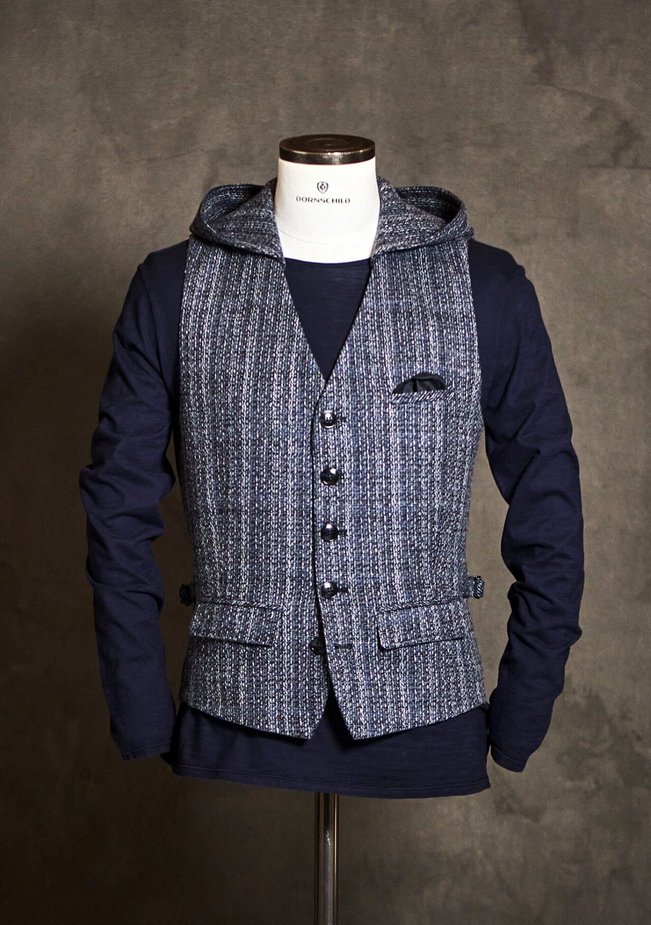 DORNSCHILD Herrenweste (Gilet) HW25 W1-2K in Nachtblau mit abnehmbarer Kapuze. Sportlich-elegante Weste für Herbst/Winter – wandelbar zwischen Casual und Business.