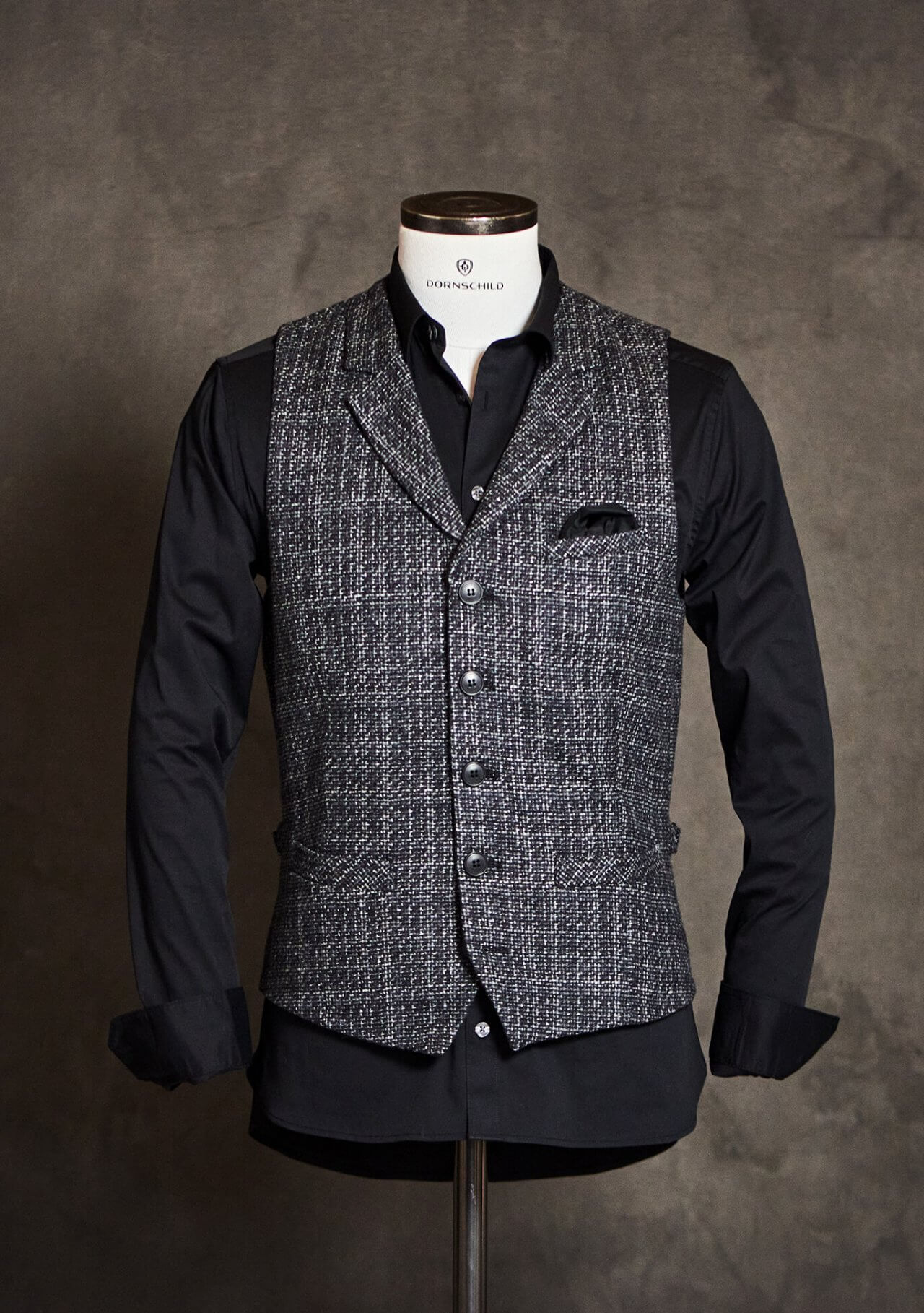 DORNSCHILD Herrenweste (Gilet) HW25 W2-3 in Anthrazitgrau mit hellgrauen Garnakzenten. Zeitlose Herbst/Winter Herren Weste für elegante und urbane Styles.