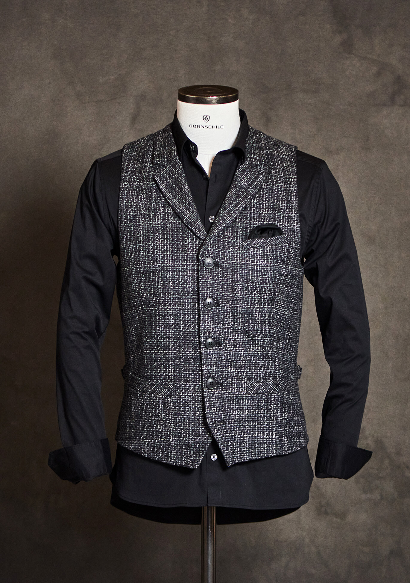 DORNSCHILD Herrenweste (Gilet) HW25 W2-3 in Anthrazitgrau mit hellgrauen Garnakzenten. Zeitlose Herbst/Winter Herren Weste für elegante und urbane Styles.