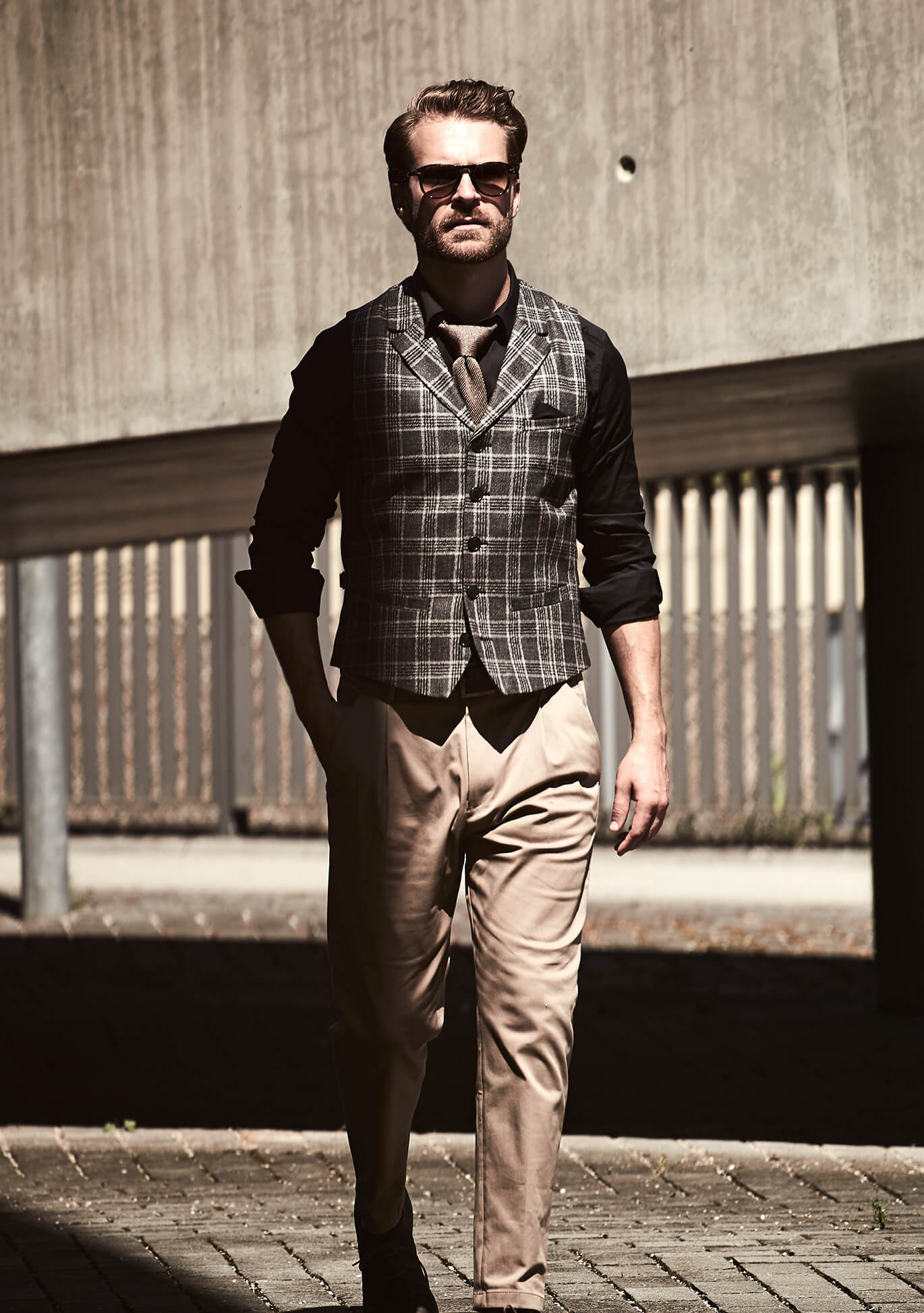 Herrenweste mit Revers aus feinstem italienischen Stoff in Schwarzgrau mit Mittelgrau-Karomuster – handgefertigt in Europa. DORNSCHILD Look für den modernen Gentleman: stilvoll, elegant und modisch, perfekt für Business, Hochzeit oder Abend in der Stadt.