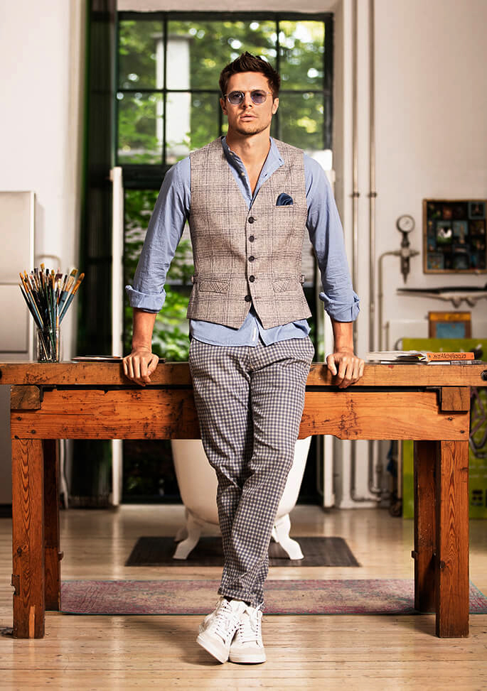Herrenweste aus feinstem italienischen Stoff in Sandtönen mit zartem Denimblau-Karo – kombiniert mit hellblauem Hemd und karierten Pants. Handgefertigt in Europa, DORNSCHILD Look für stilvolle Männer mit Sinn für Mode, Qualität und individuelle Eleganz.