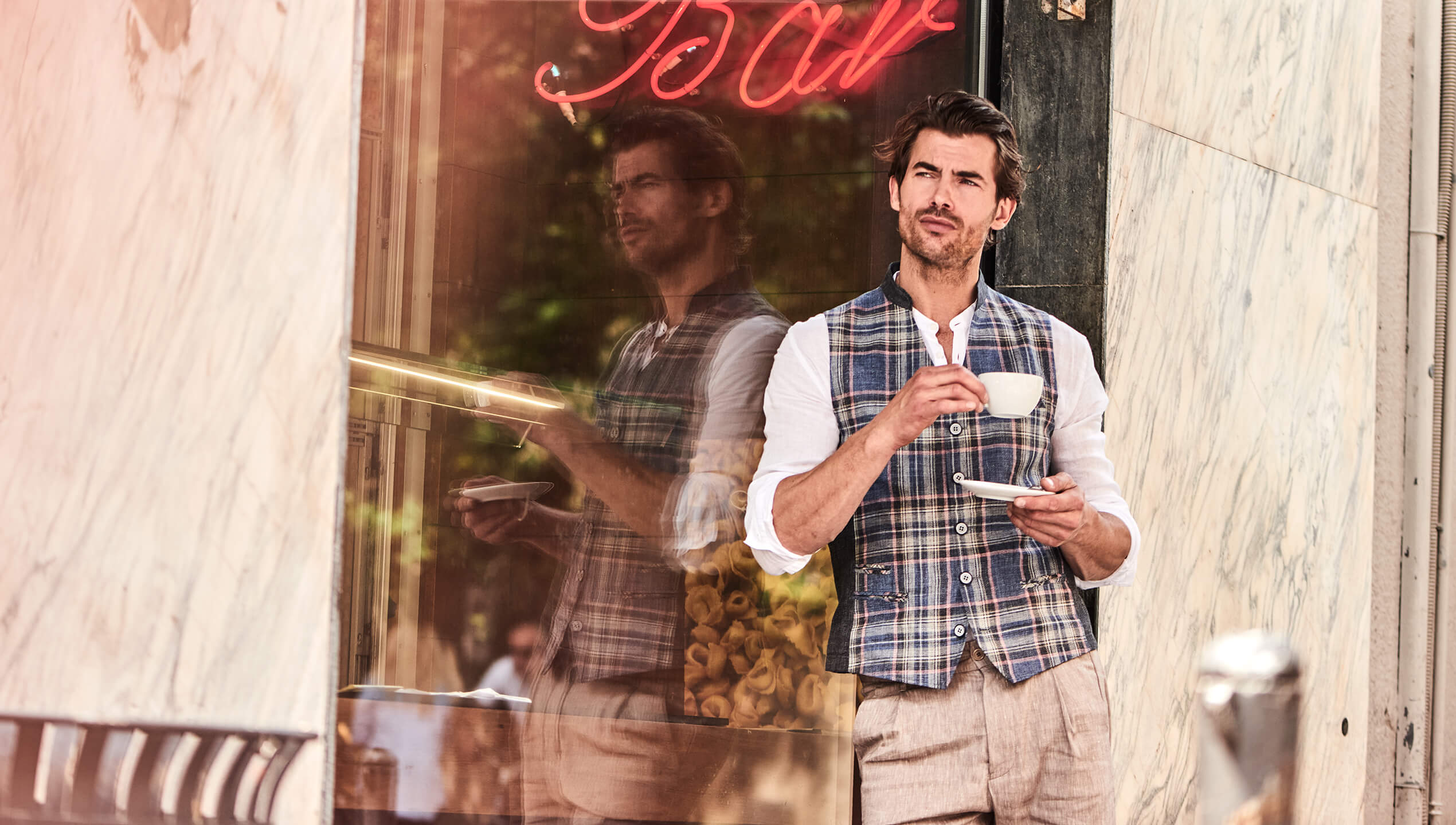 DORNSCHILD Herrenweste mit Stehkragen in tiefem Nachtblau mit Karomuster in Offwhite und feinen Rosé-Linien