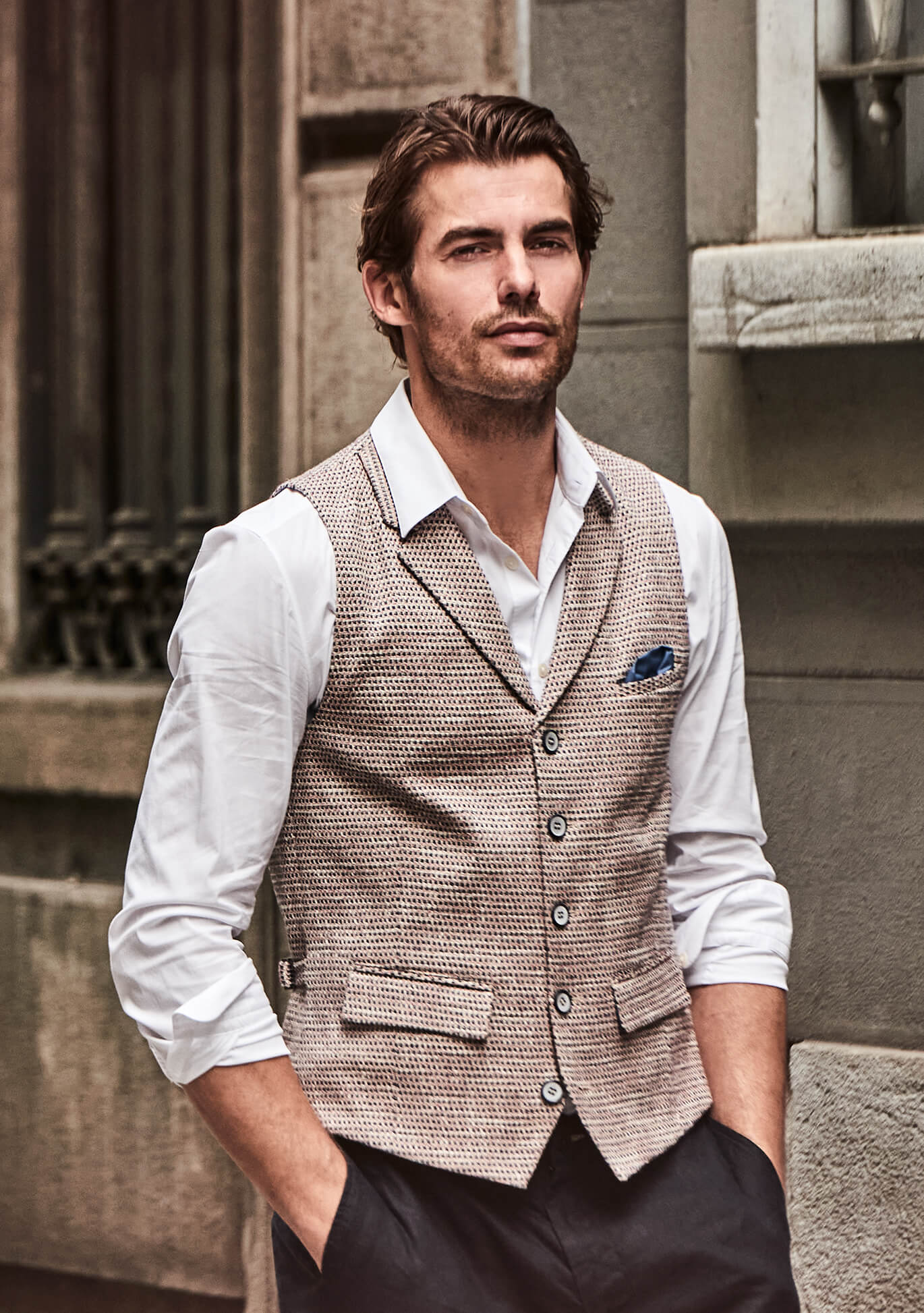 Model trägt DORNSCHILD Herrenweste mit Revers in Naturton mit fein gewebter Struktur im stilvollen Sommer-Look