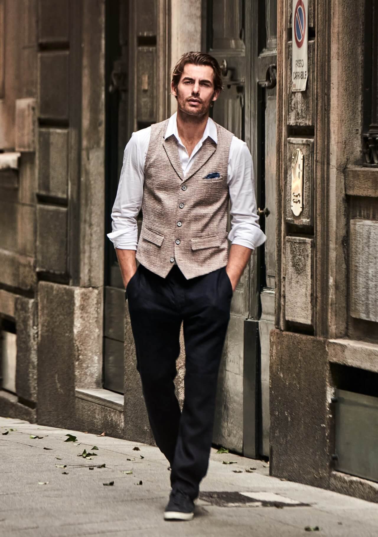 Model trägt DORNSCHILD Herrenweste mit Revers in Naturton mit fein gewebter Struktur im stilvollen Sommer-Look