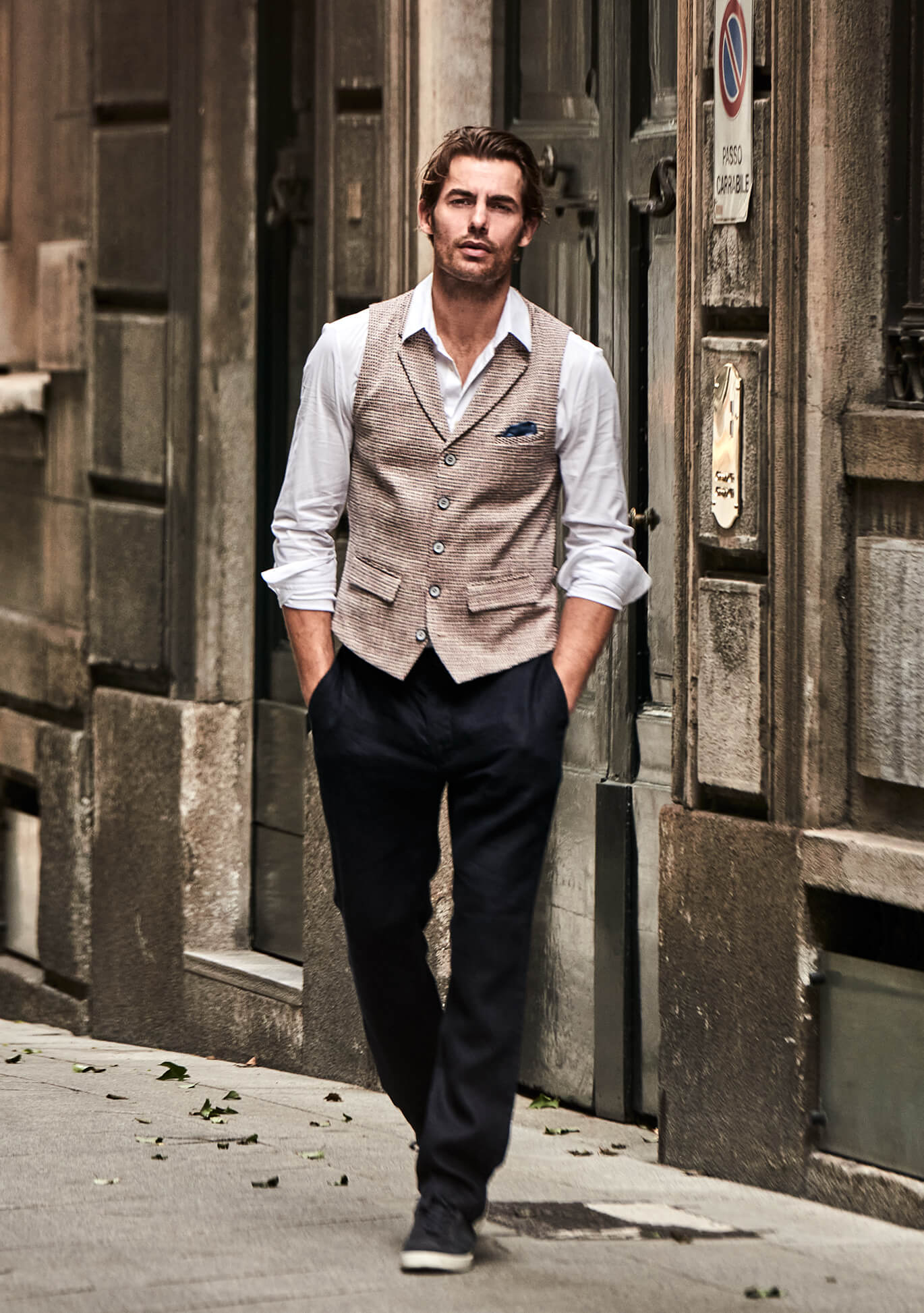 Model trägt DORNSCHILD Herrenweste mit Revers in Naturton mit fein gewebter Struktur im stilvollen Sommer-Look